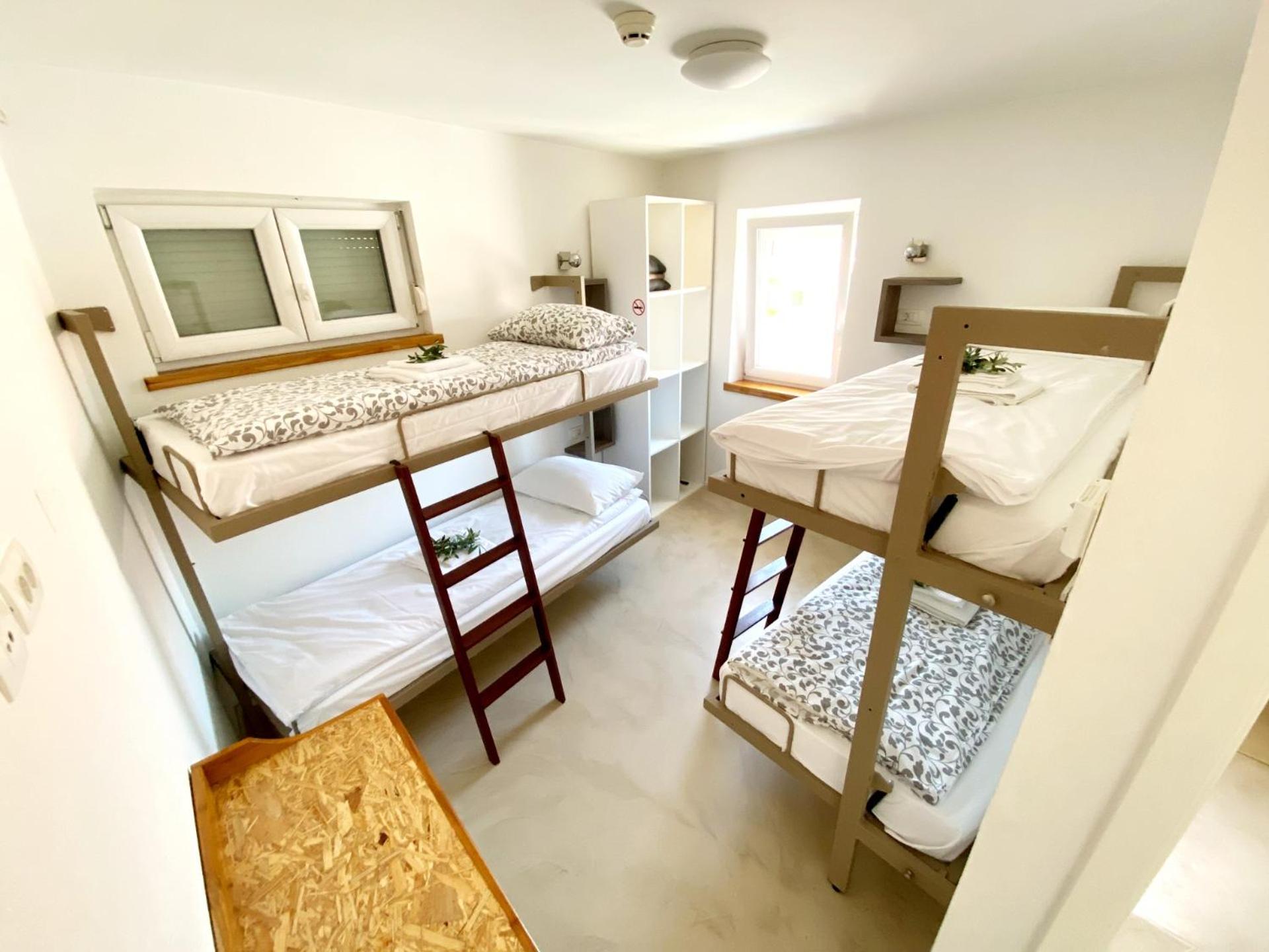 Quadruple Room with Private Bathroom photo 3