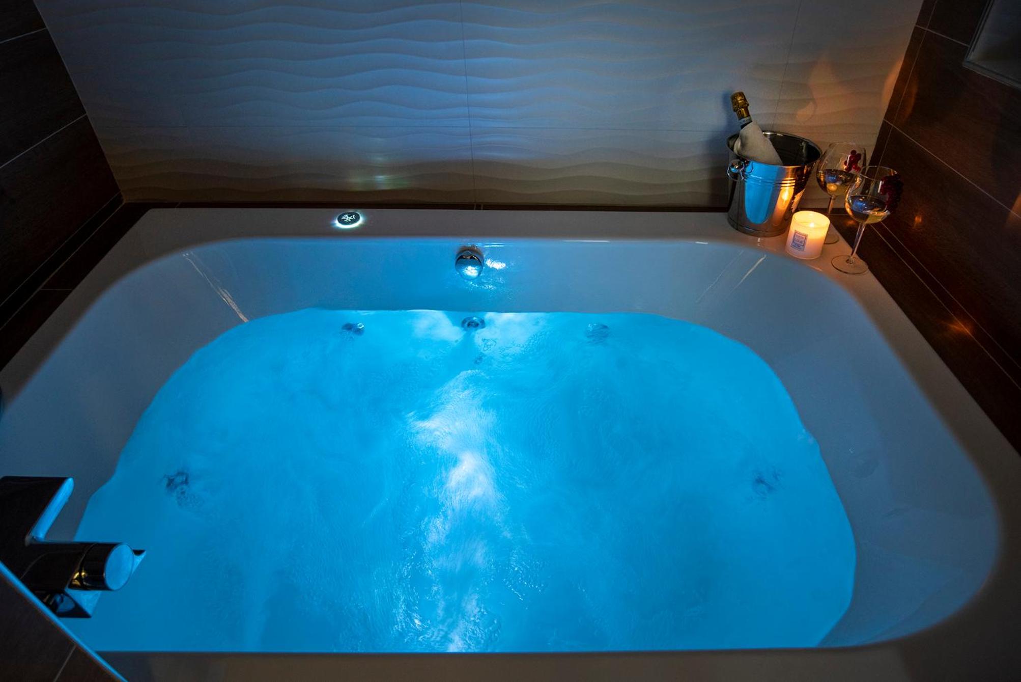 Deluxe Suite with Spa Bath photo 3