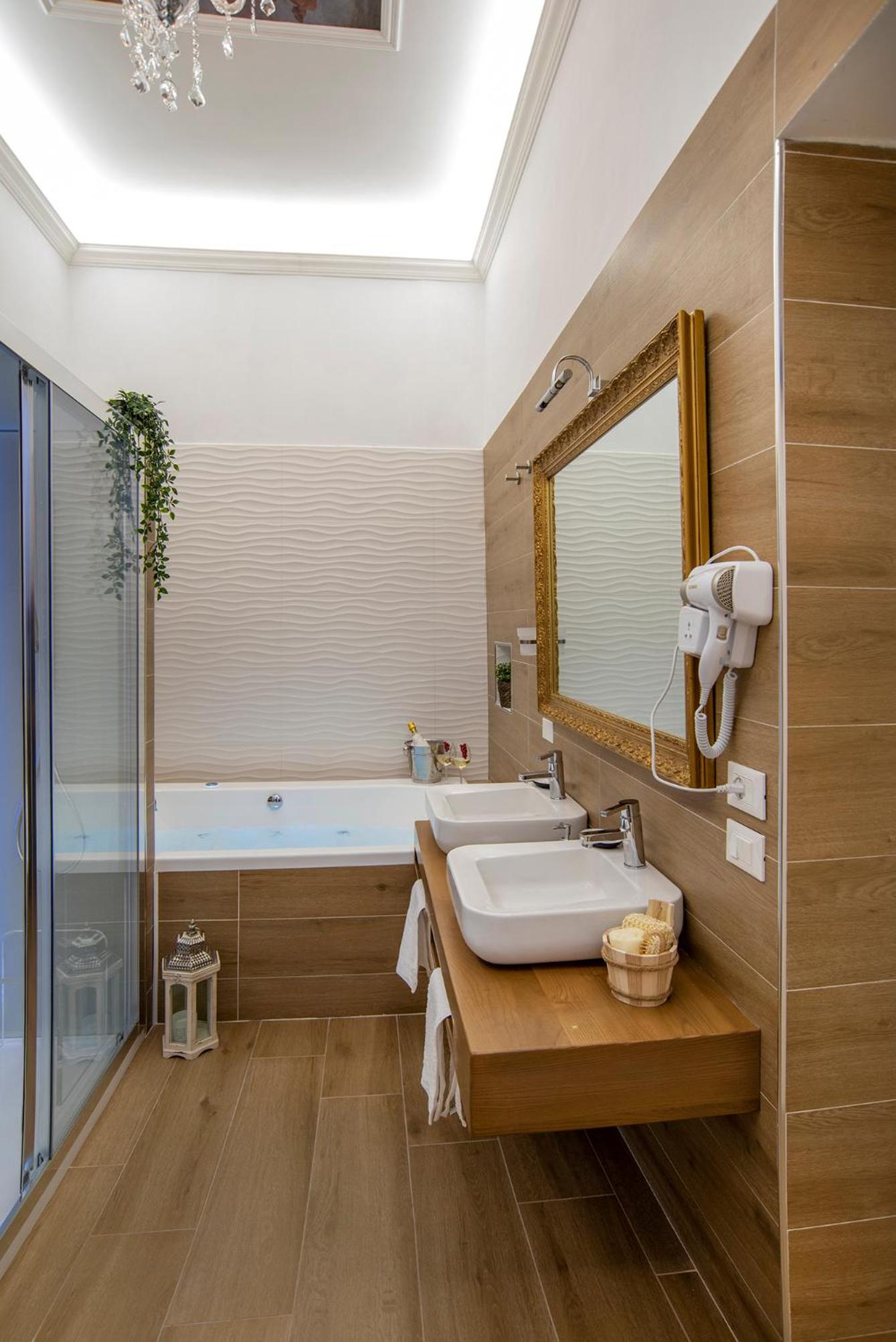 Deluxe Suite with Spa Bath