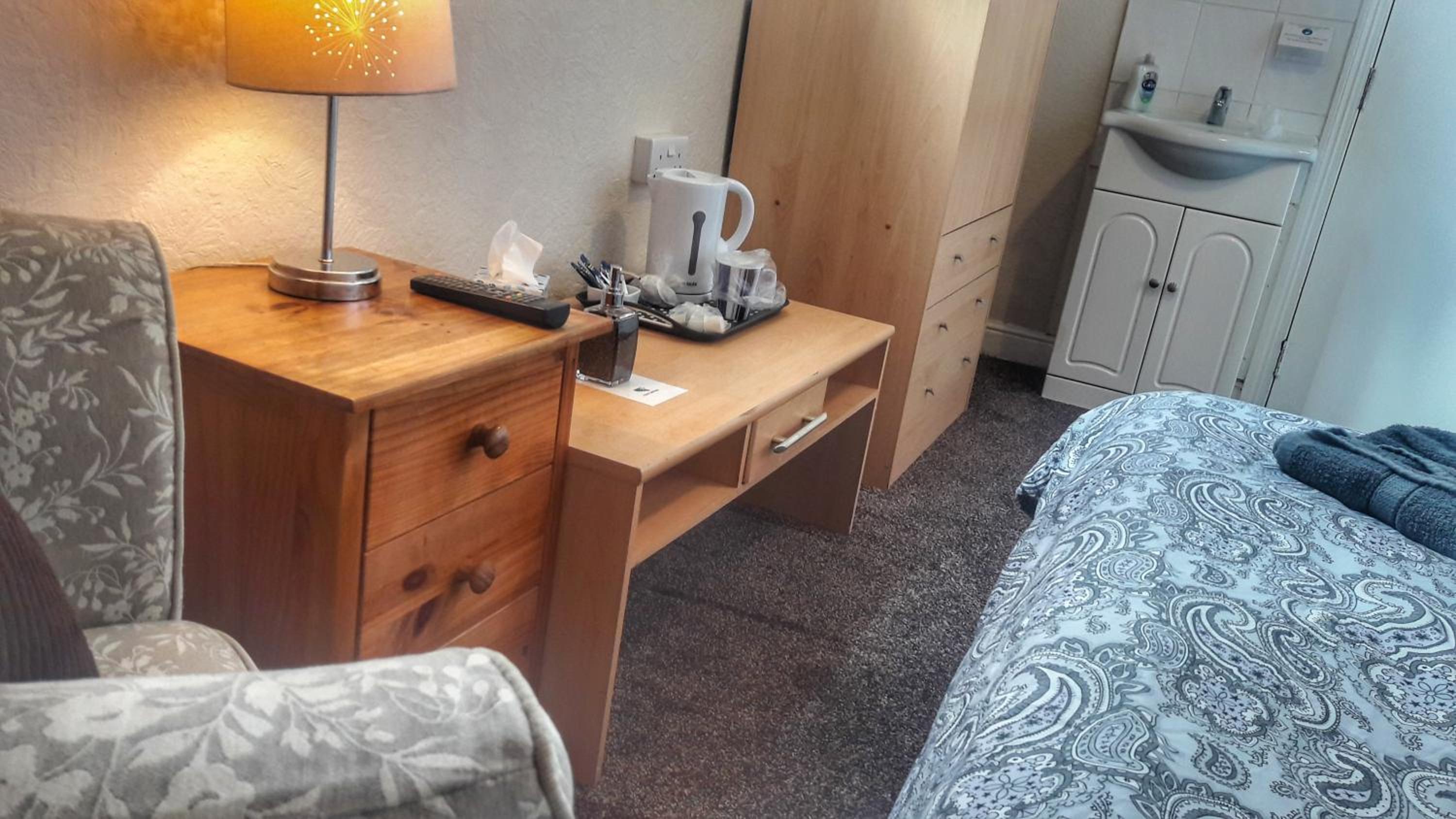 Single Room with Shared Shower and Toilet photo 3