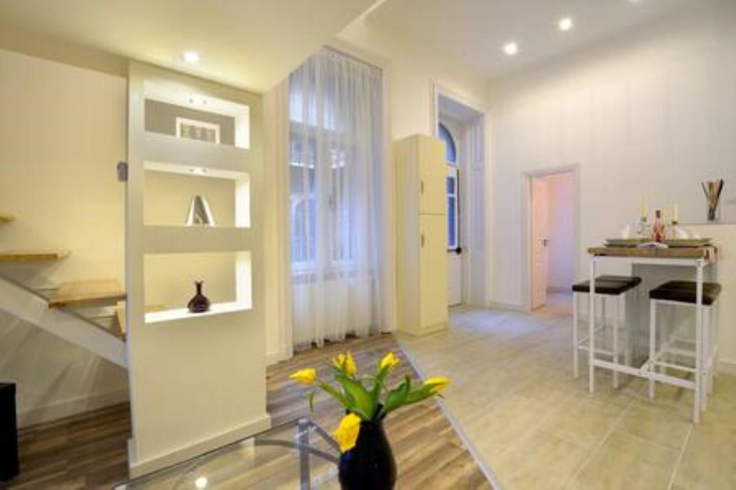 Two-Bedroom Apartment - Photo 2