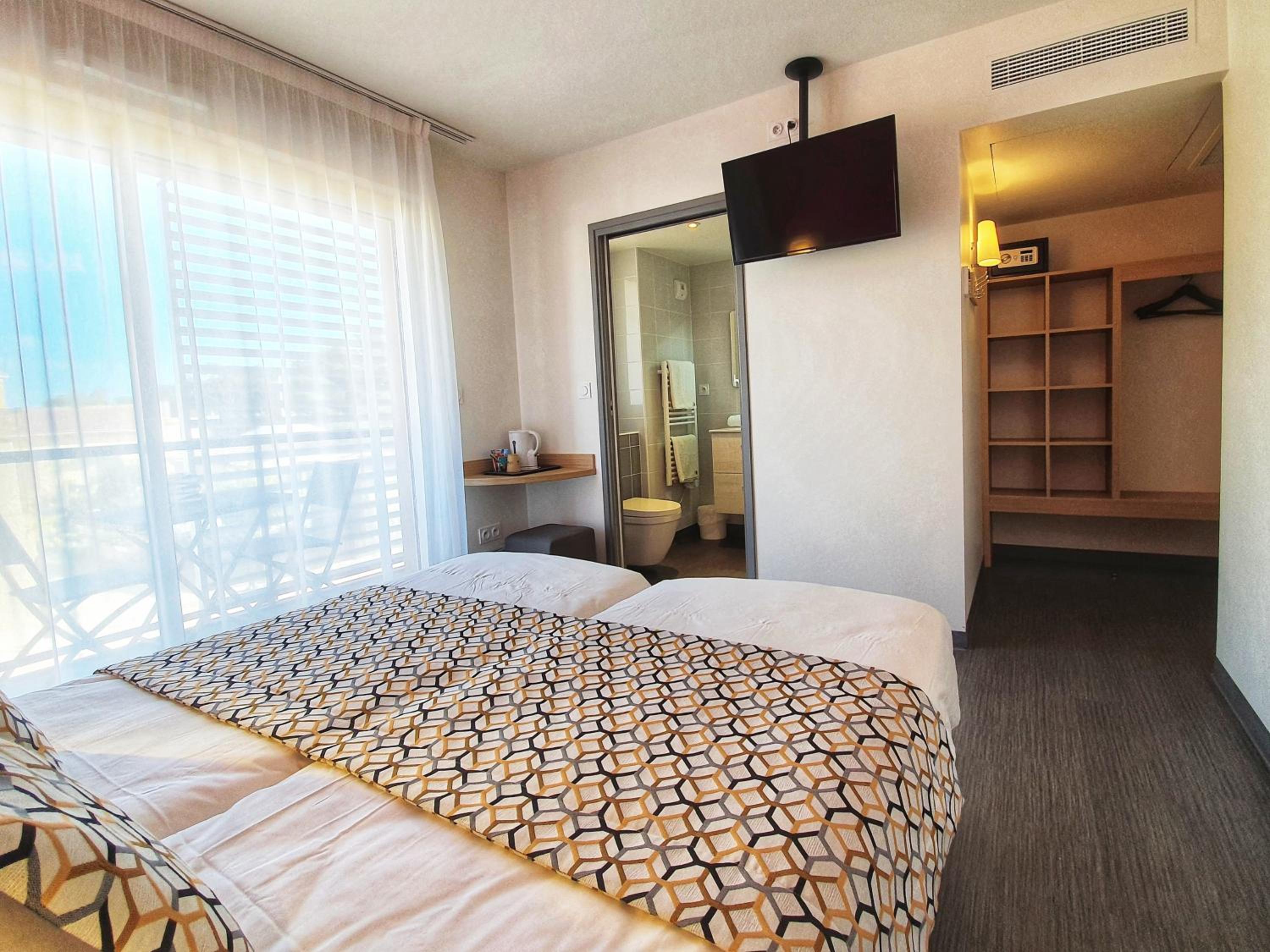 Double Room with Balcony - Photo 3