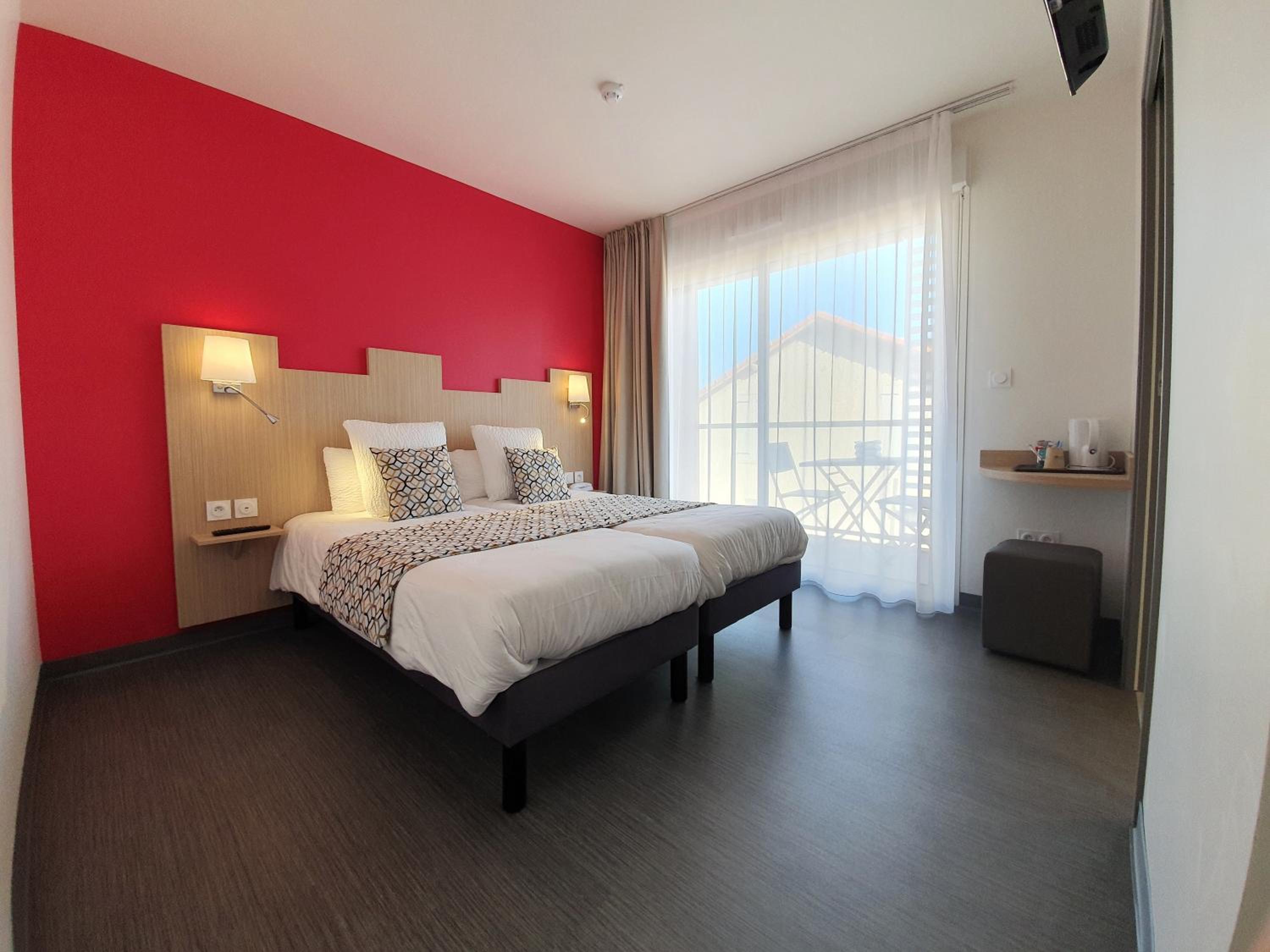 Double Room with Balcony - Photo 2