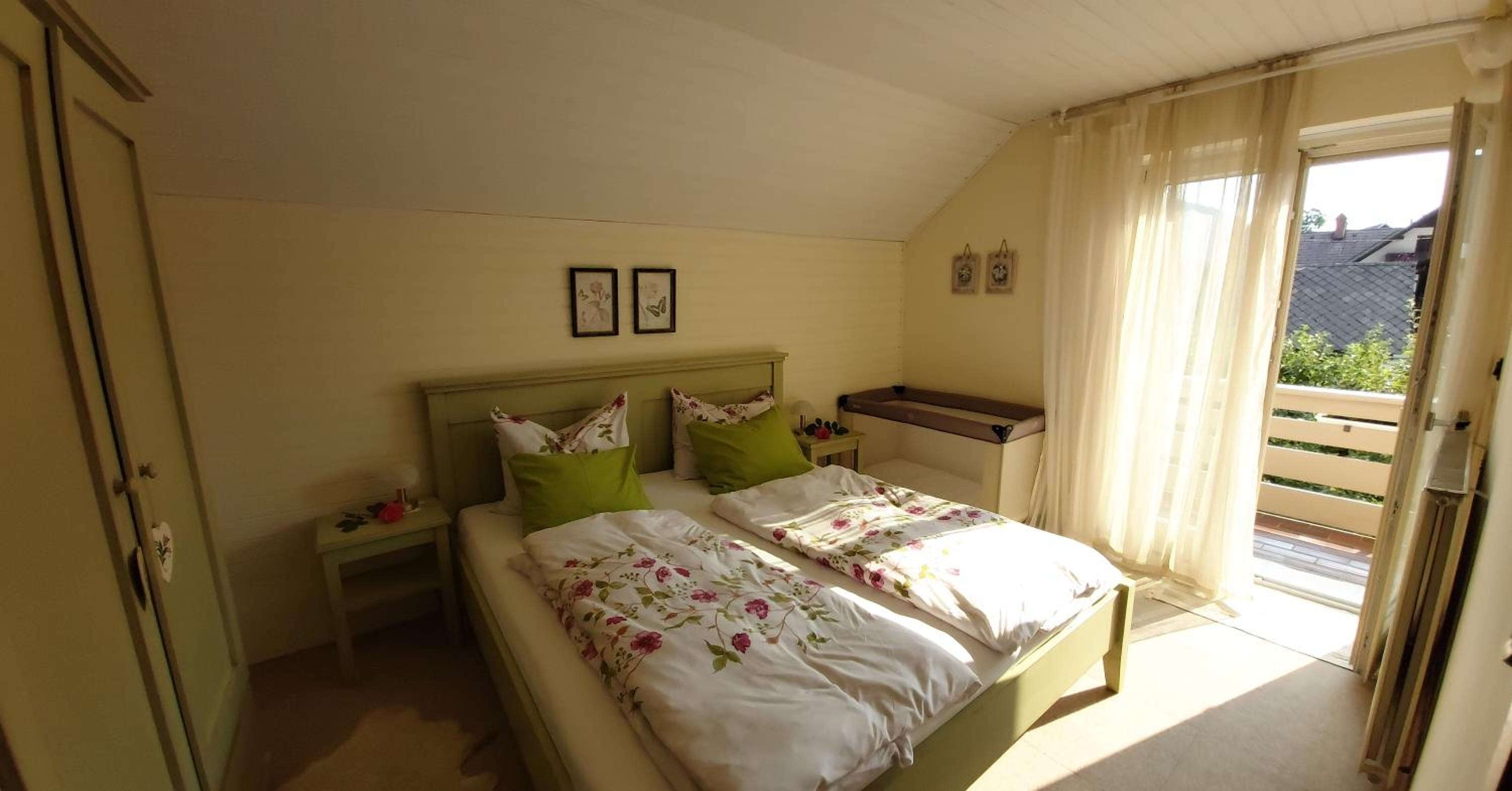 Three-Bedroom Apartment with Balcony and Mountain View - Photo 25