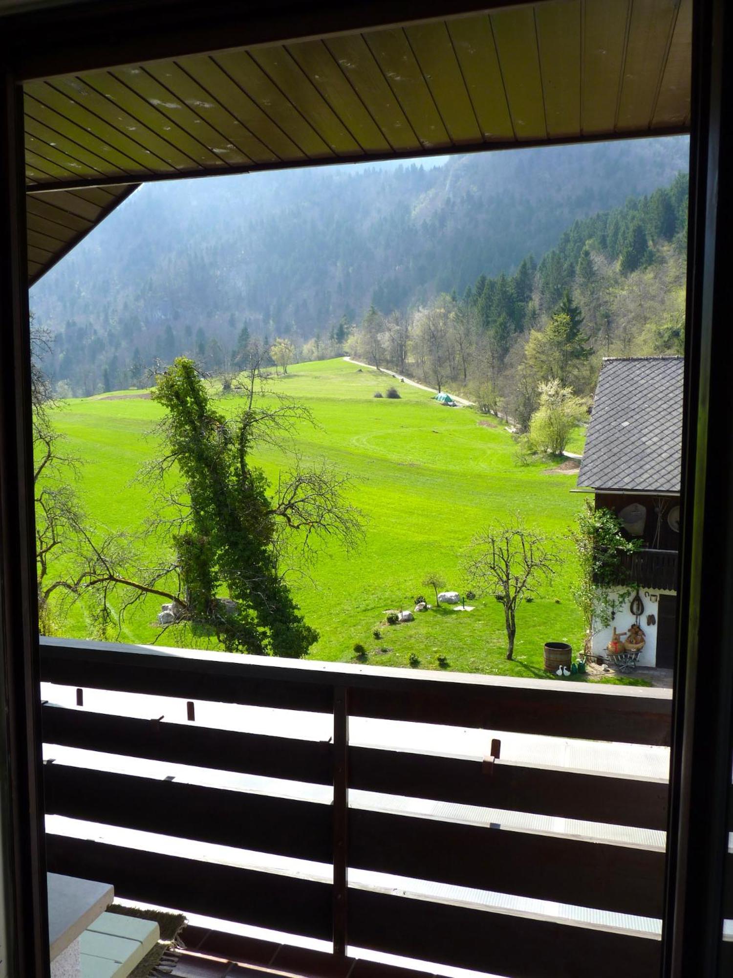 Three-Bedroom Apartment with Balcony and Mountain View - Photo 6