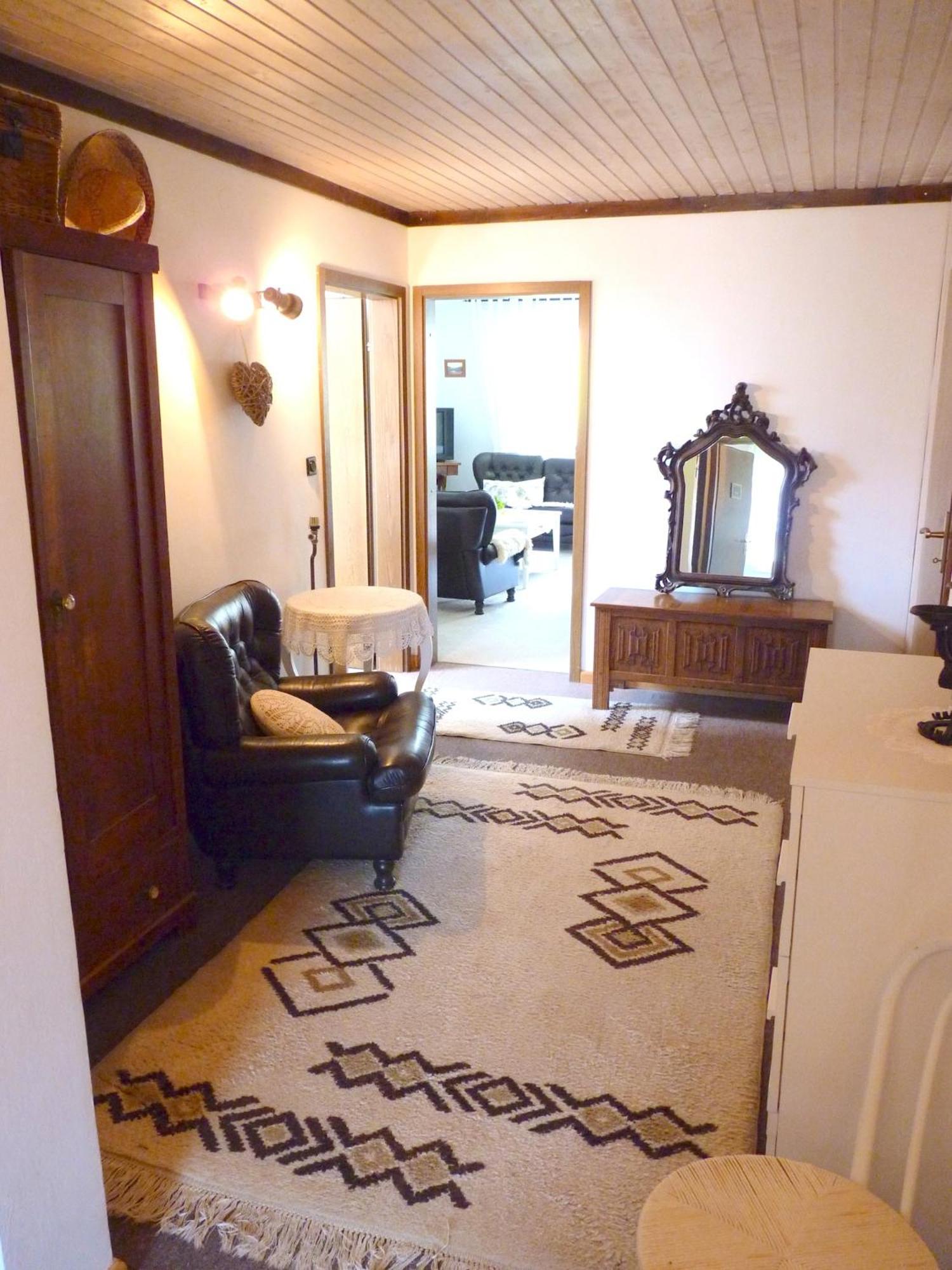 Three-Bedroom Apartment with Balcony and Mountain View - Photo 5