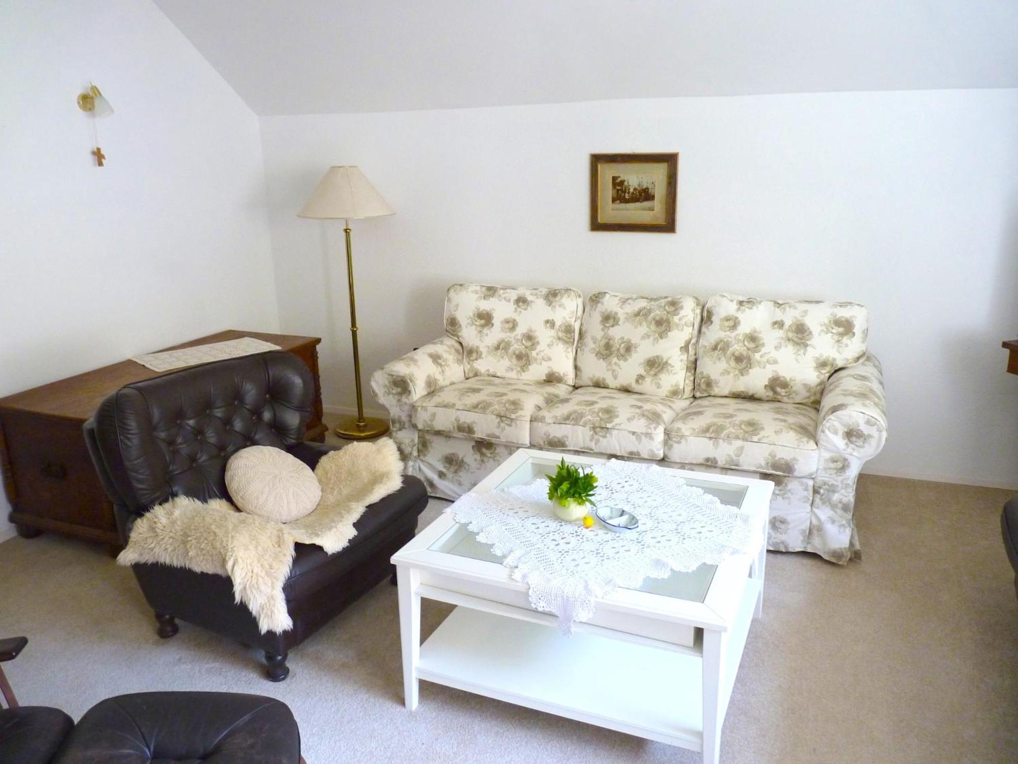 Three-Bedroom Apartment with Balcony and Mountain View - Photo 34