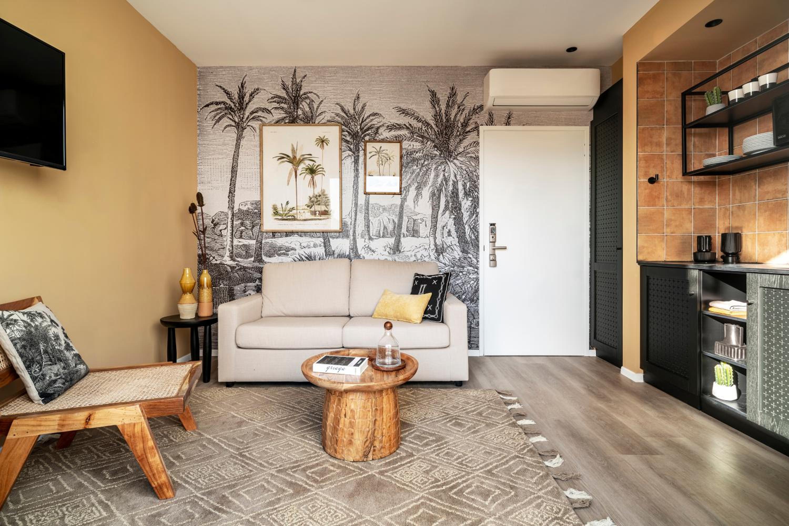 One-Bedroom Apartment with Terrace - Photo 14