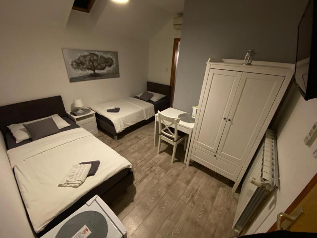 Twin Room with Bathroom - Photo 8