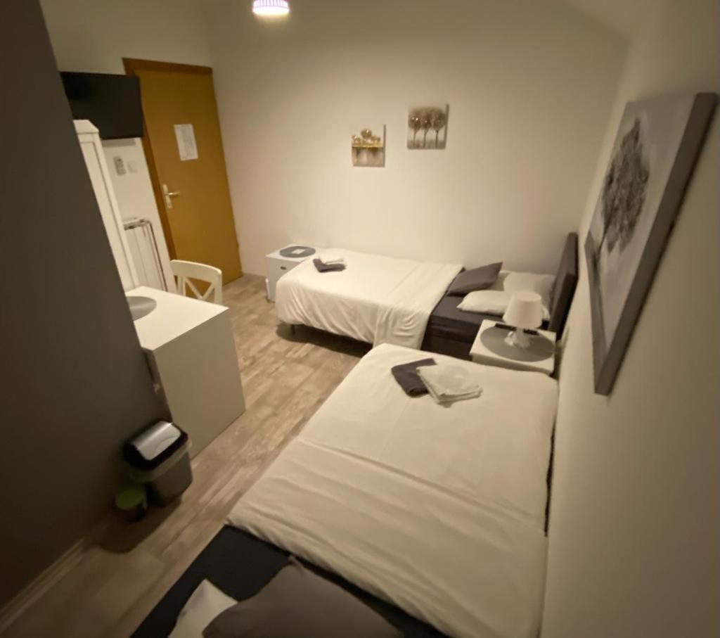 Twin Room with Bathroom - Photo 9