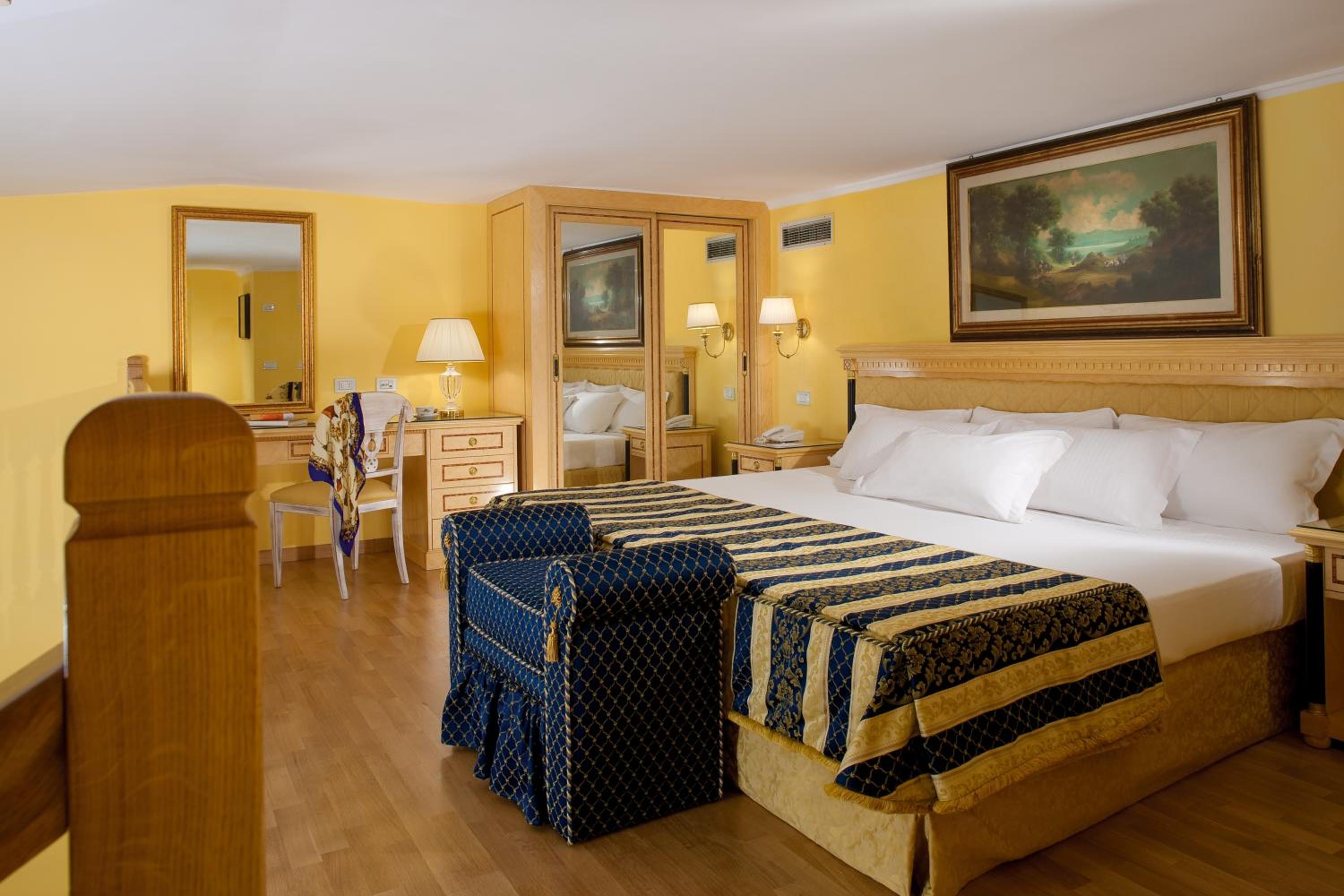 Deluxe Suite with Sea View - Photo 3