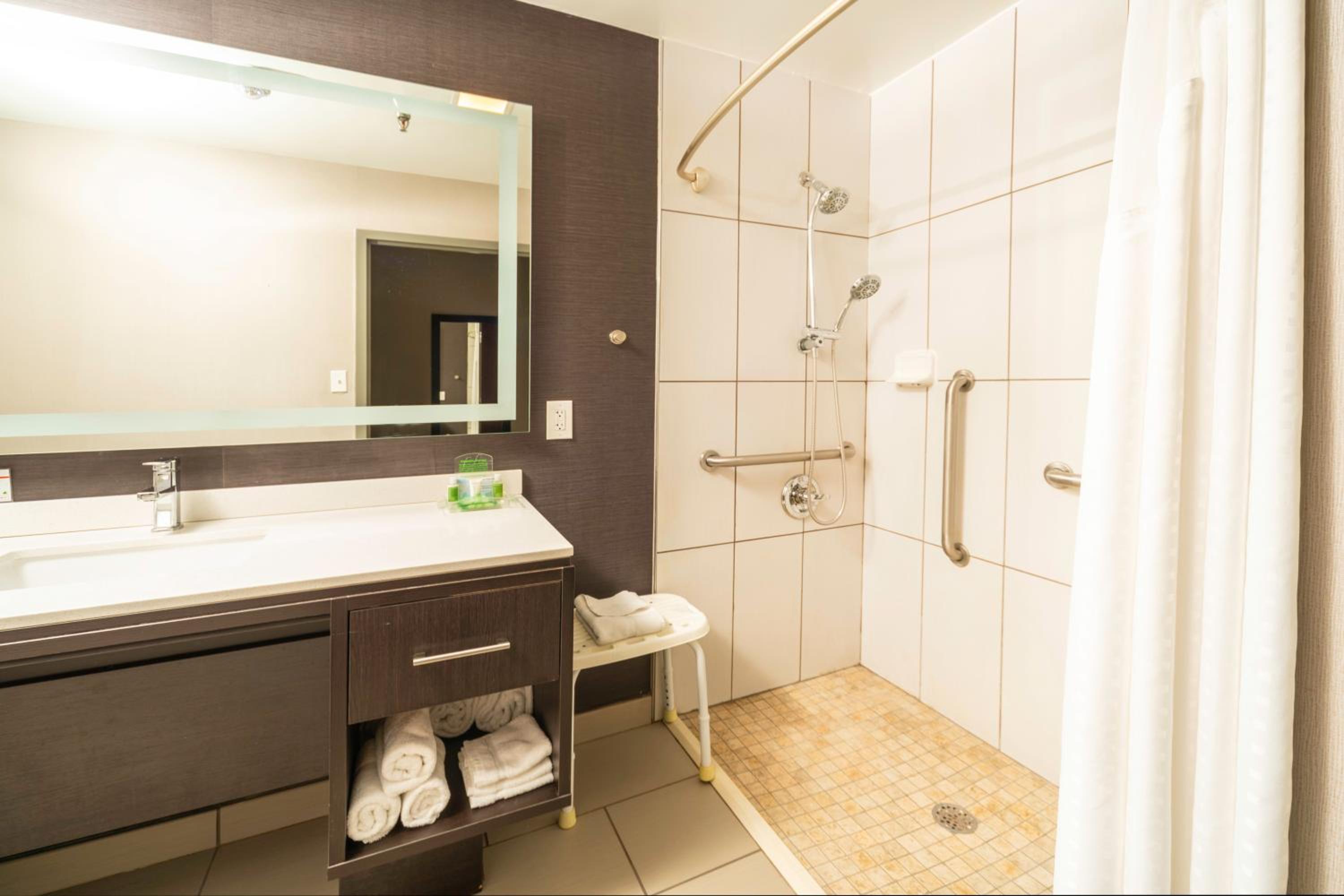 King Room - Mobility Access/Hearing Accessible - Photo 2