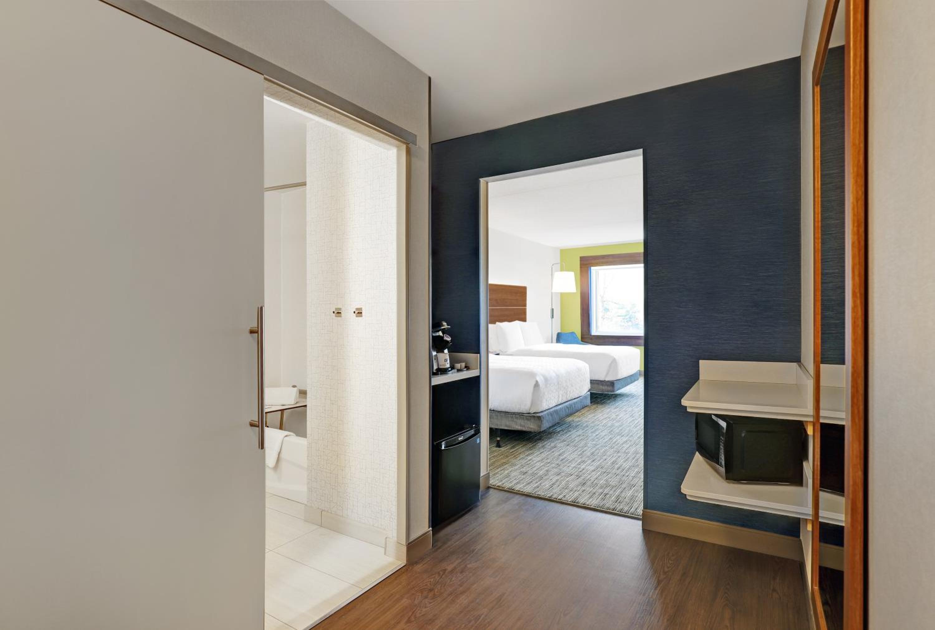 Standard Queen Room with Two Queen Beds and Mobility Accessible Tub - Photo 2