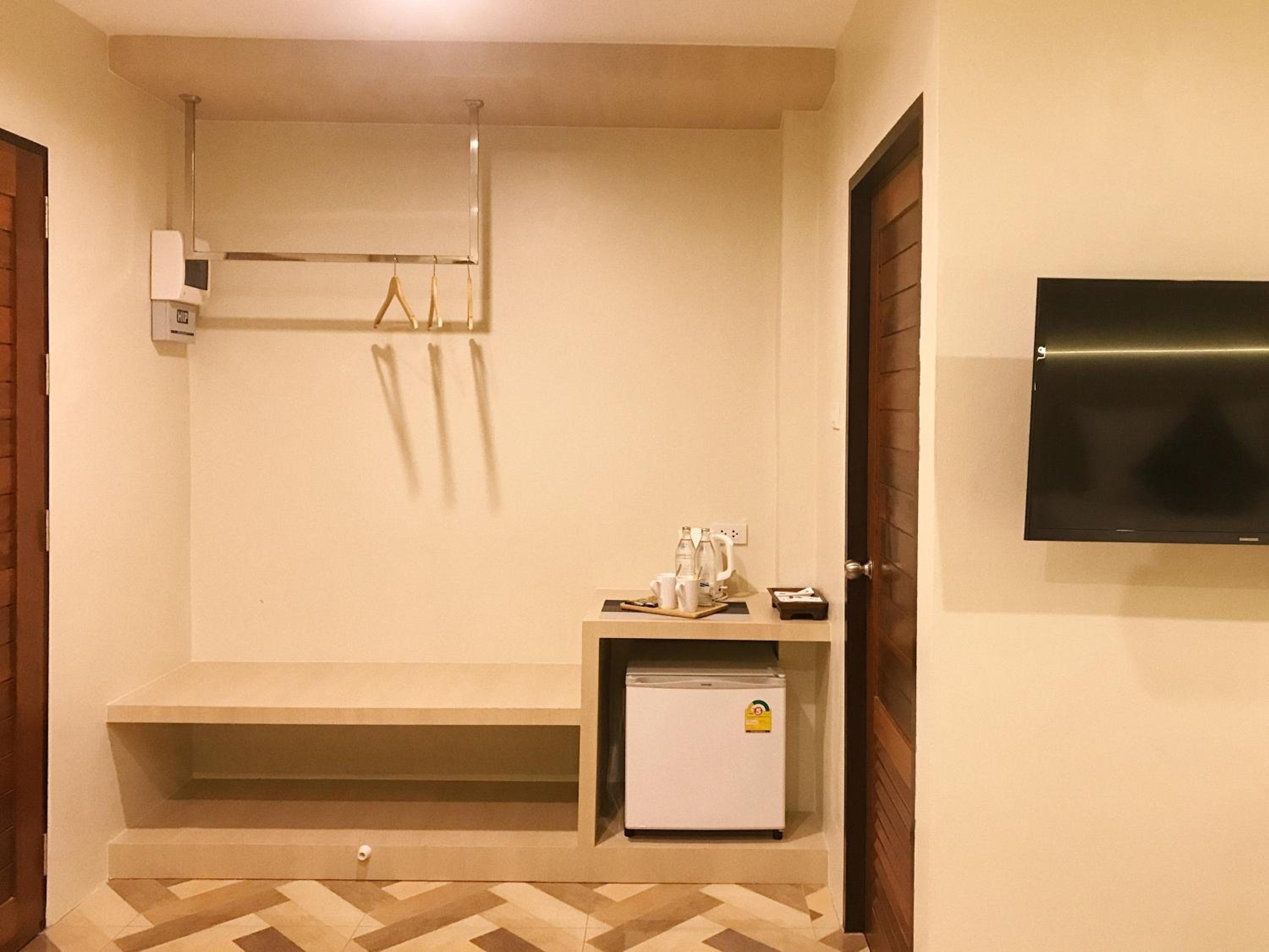 Twin Room With Extra Bed & No Window photo 1