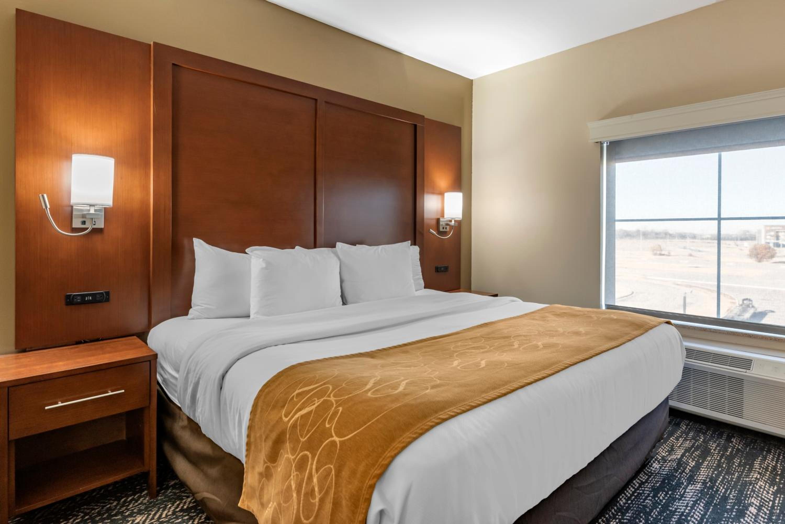 King Suite - Accessible/Non-Smoking photo 2