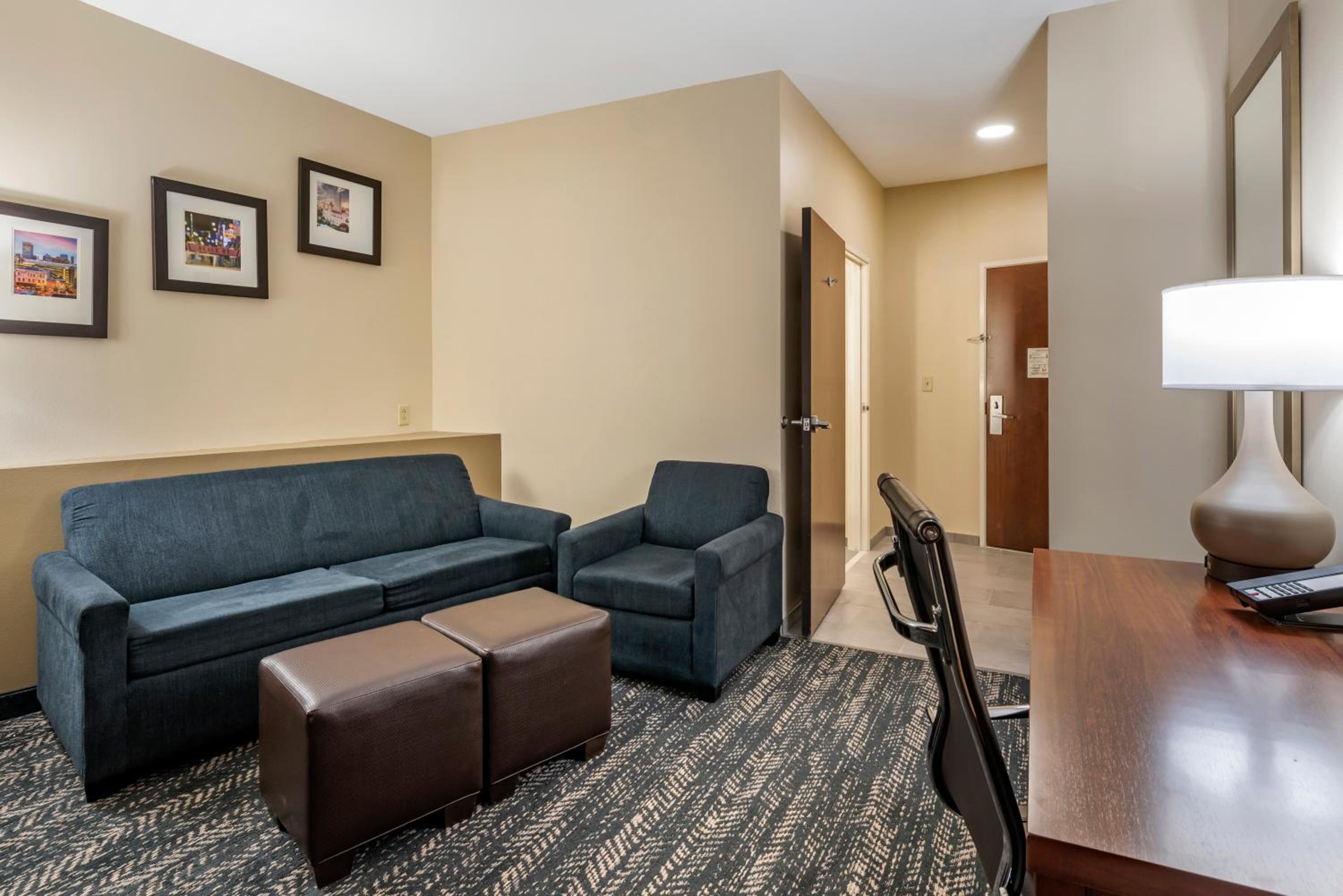 Queen Suite with Sofa Bed - Non-Smoking photo 1