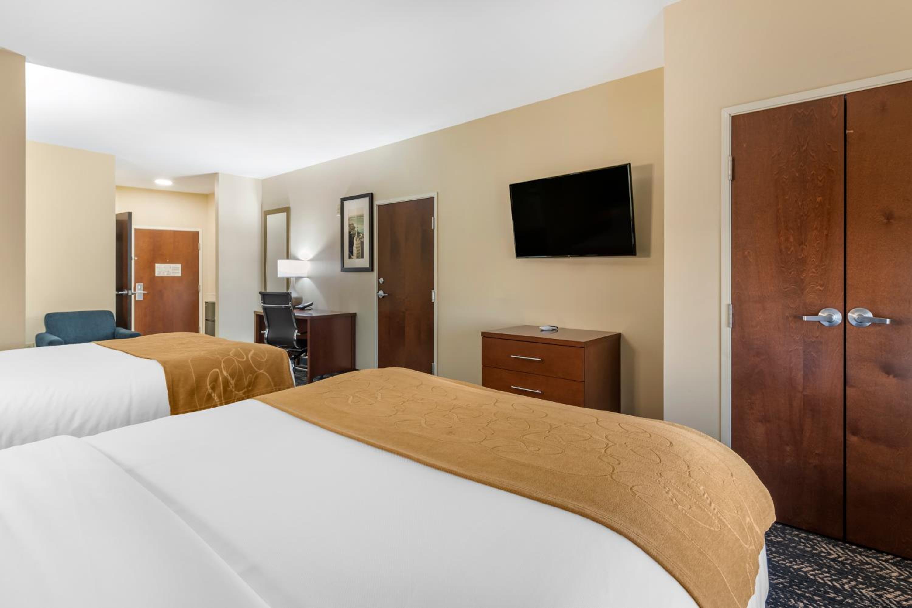 Queen Suite with Sofa Bed - Non-Smoking photo 3