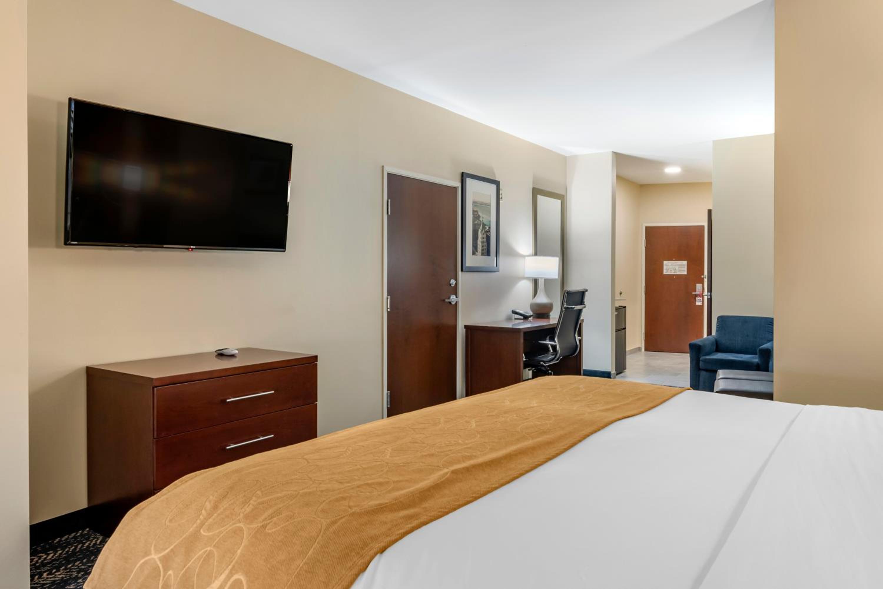 King Suite - Non-Smoking photo 2