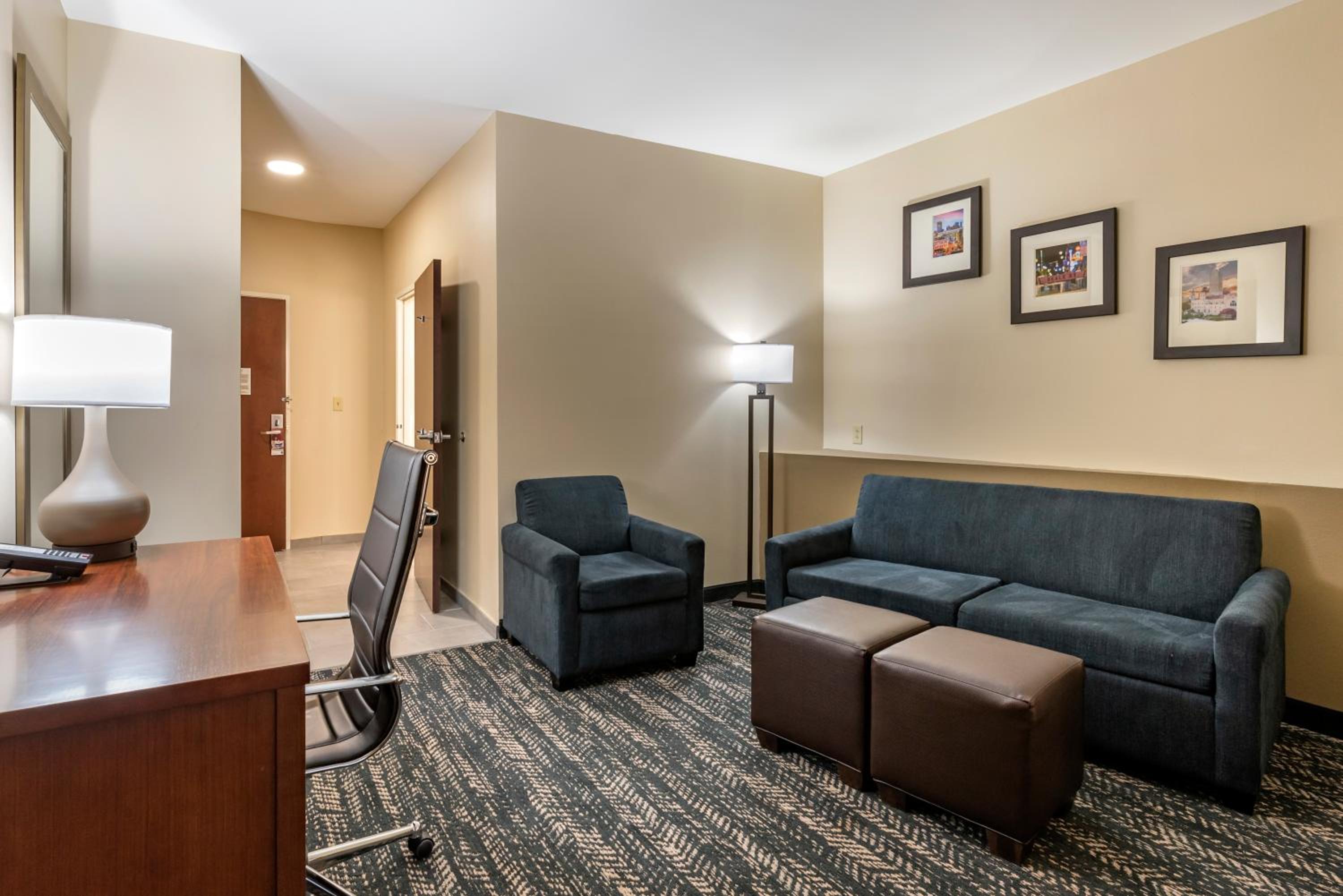 King Suite - Non-Smoking photo 1