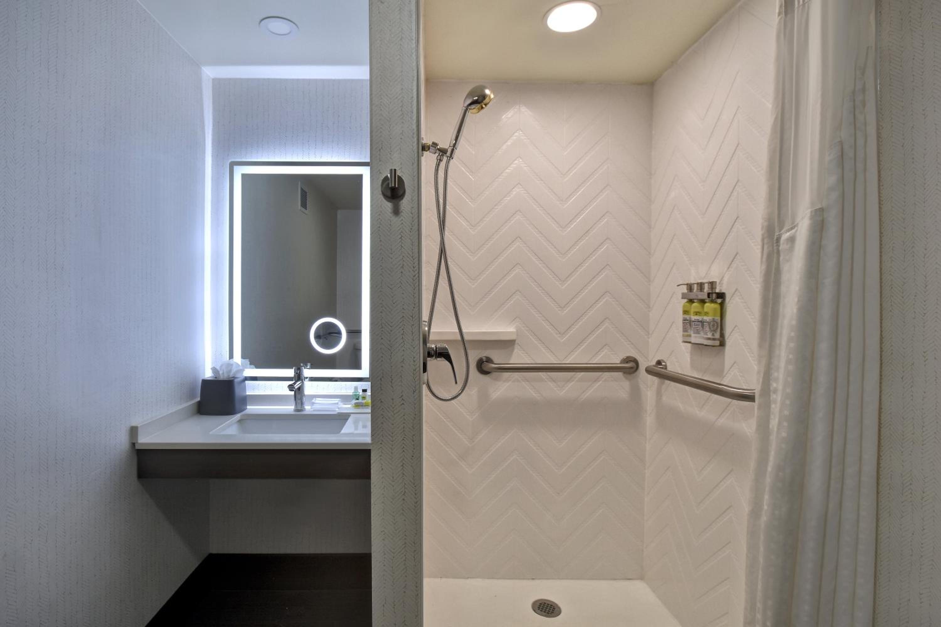 King Room with Roll In Shower - Accessible - Top Floor - Photo 3