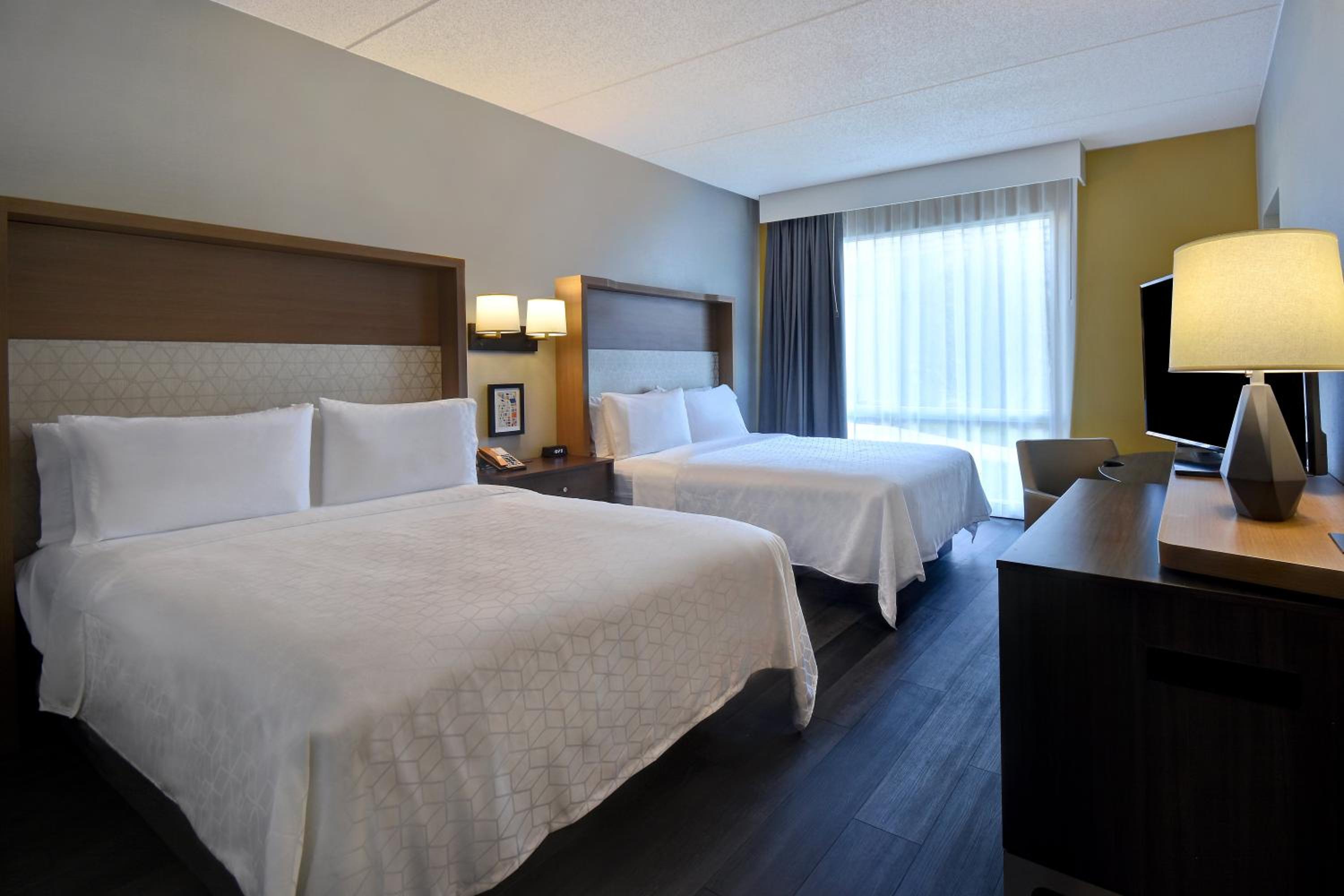 Standard Room with Two Queen Beds - Photo 5