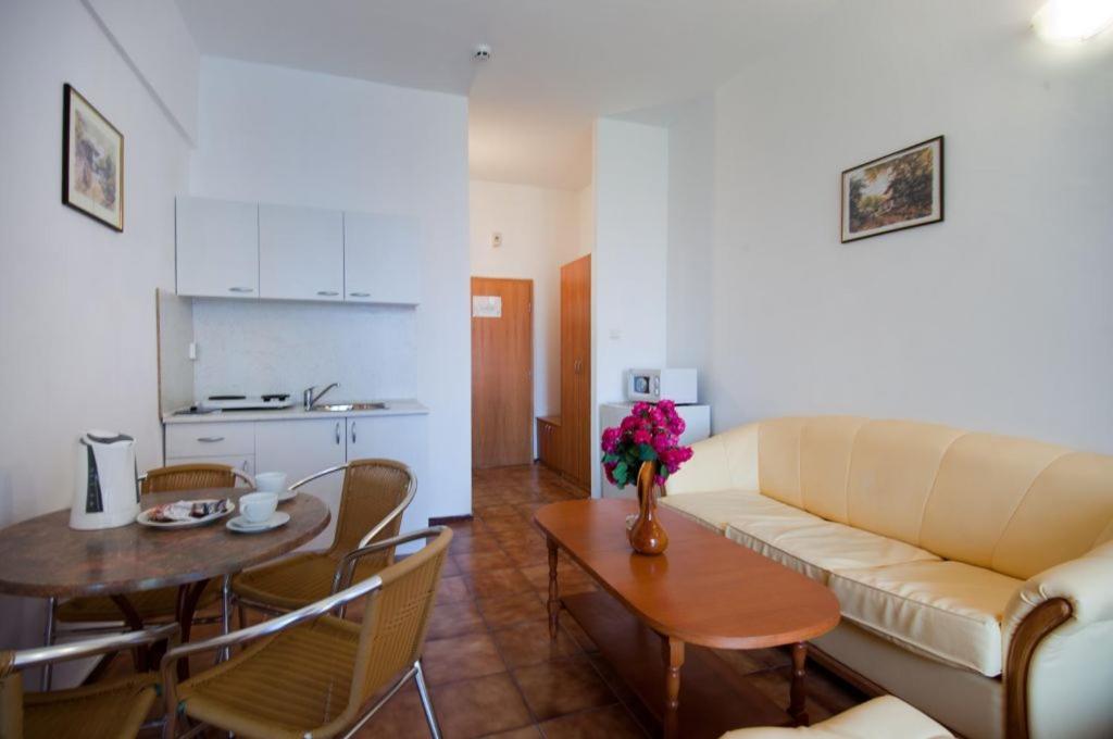 Apartment with Balcony - Photo 2
