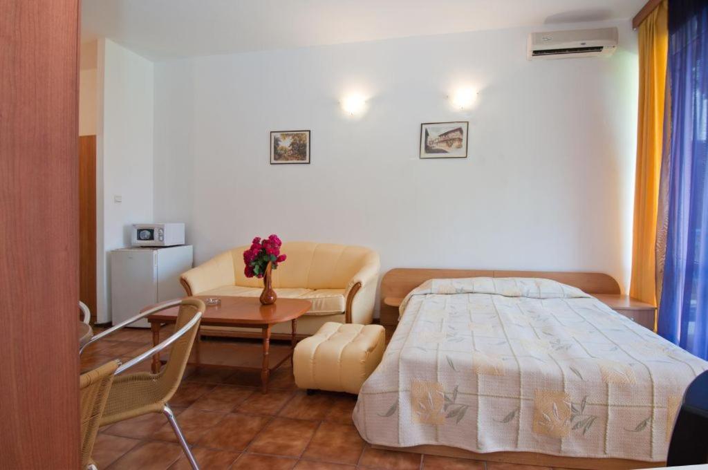 Apartment with Balcony - Photo 6