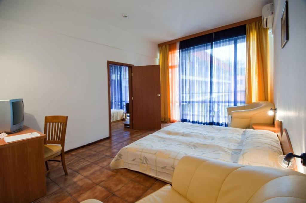Apartment with Balcony - Photo 7