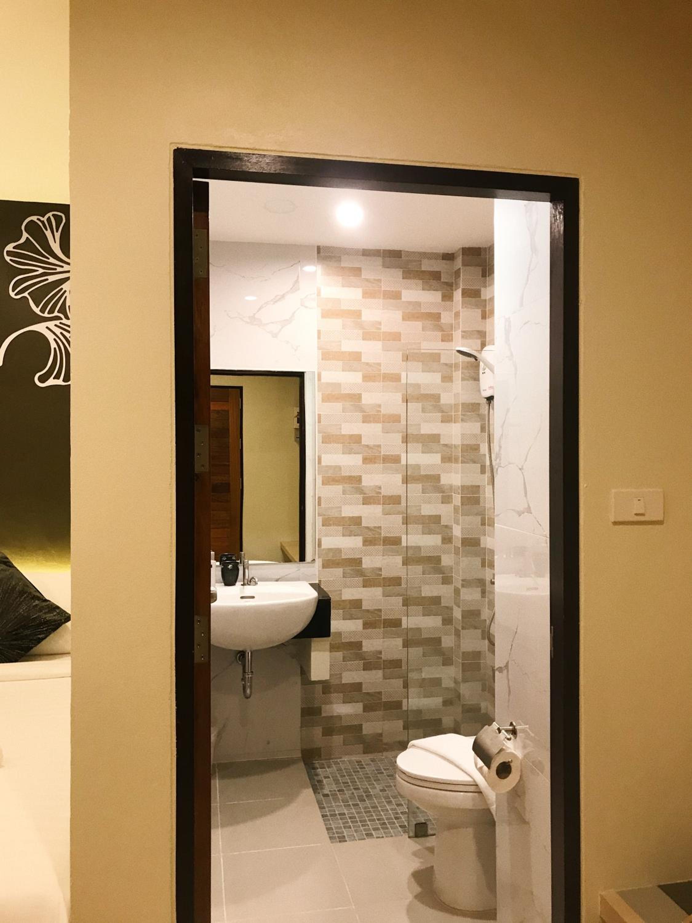 Superior Twin Room with No Window - Photo 17