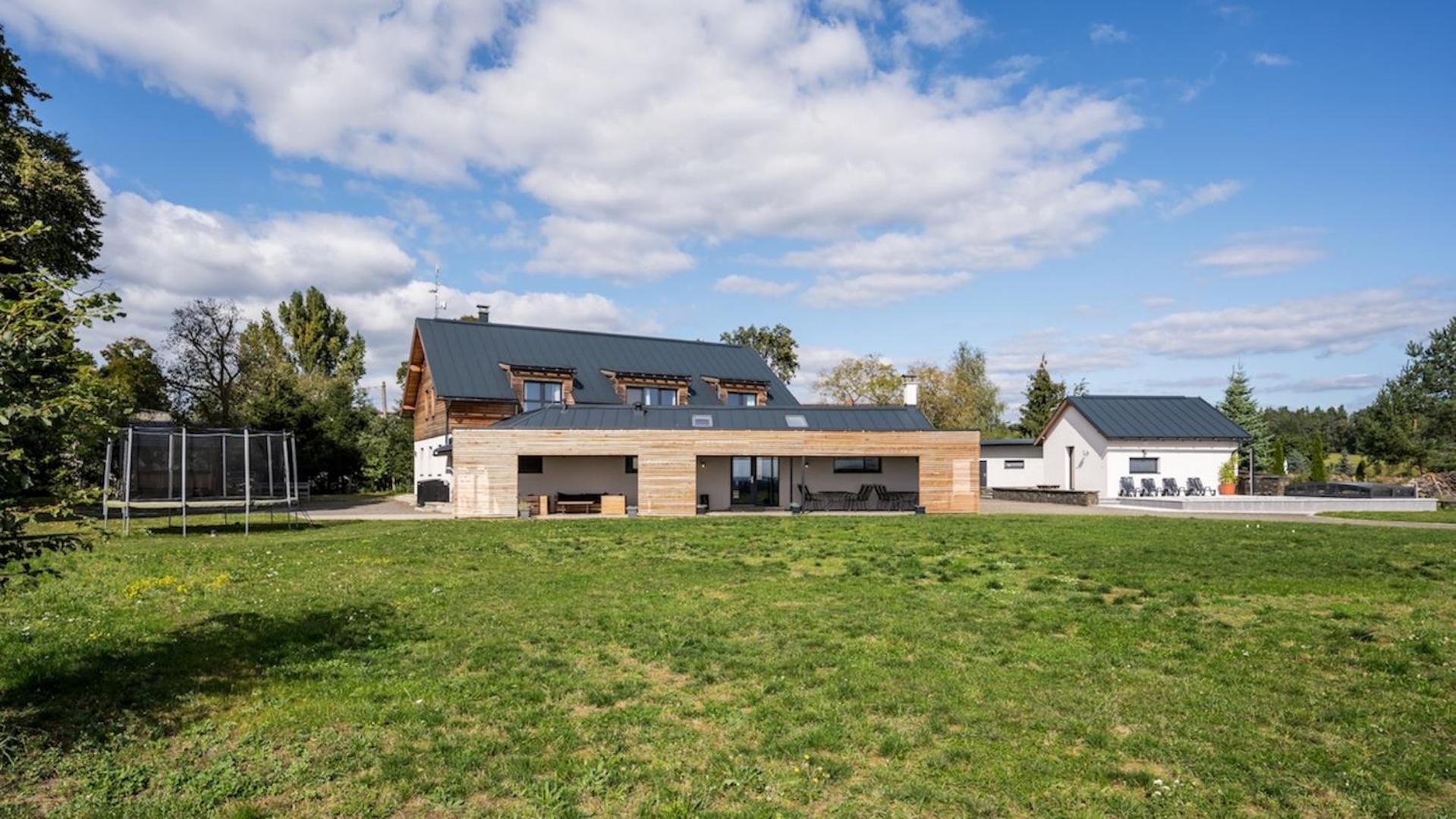 Five-Bedroom House photo 2