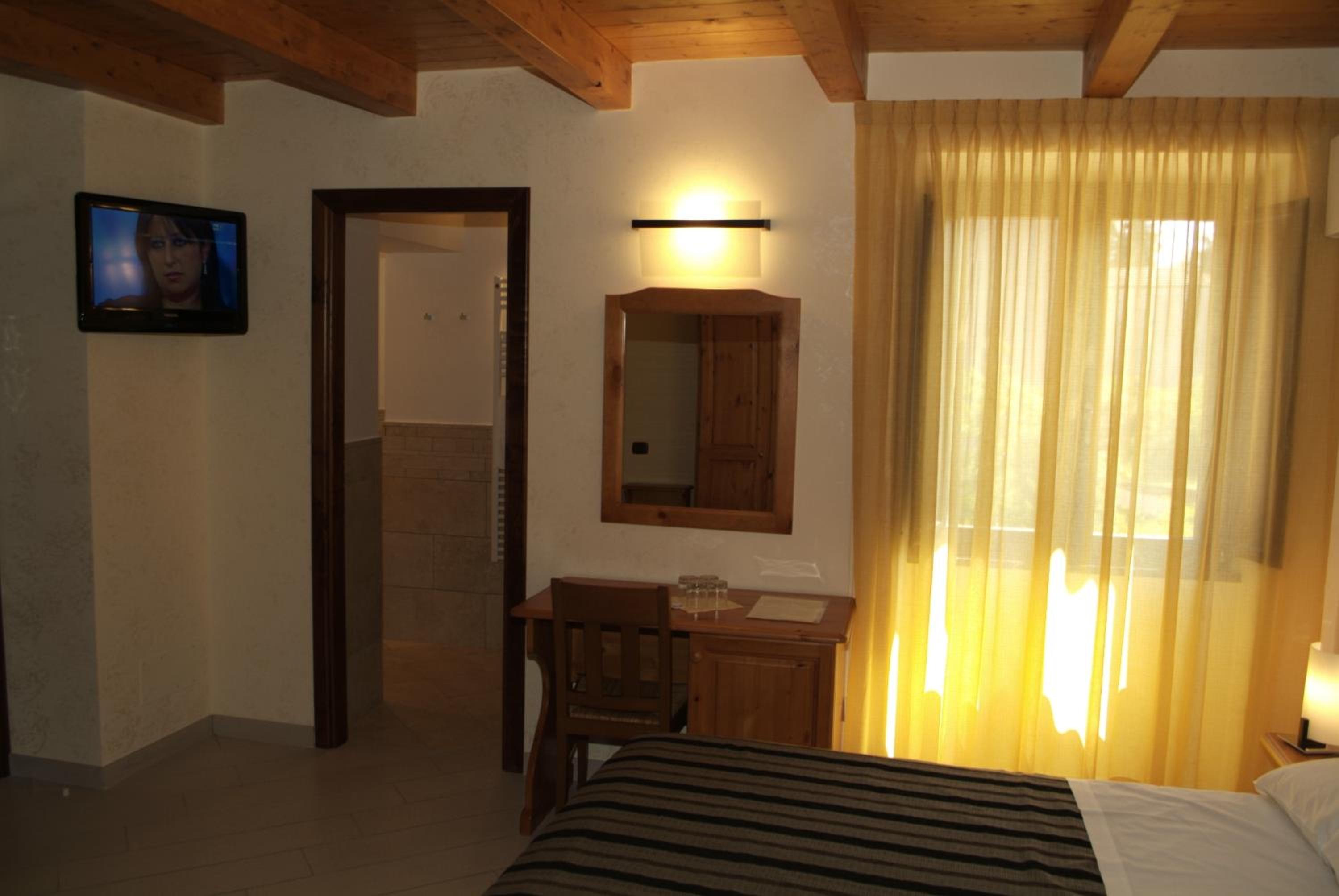 Double or Twin Room - Photo 6