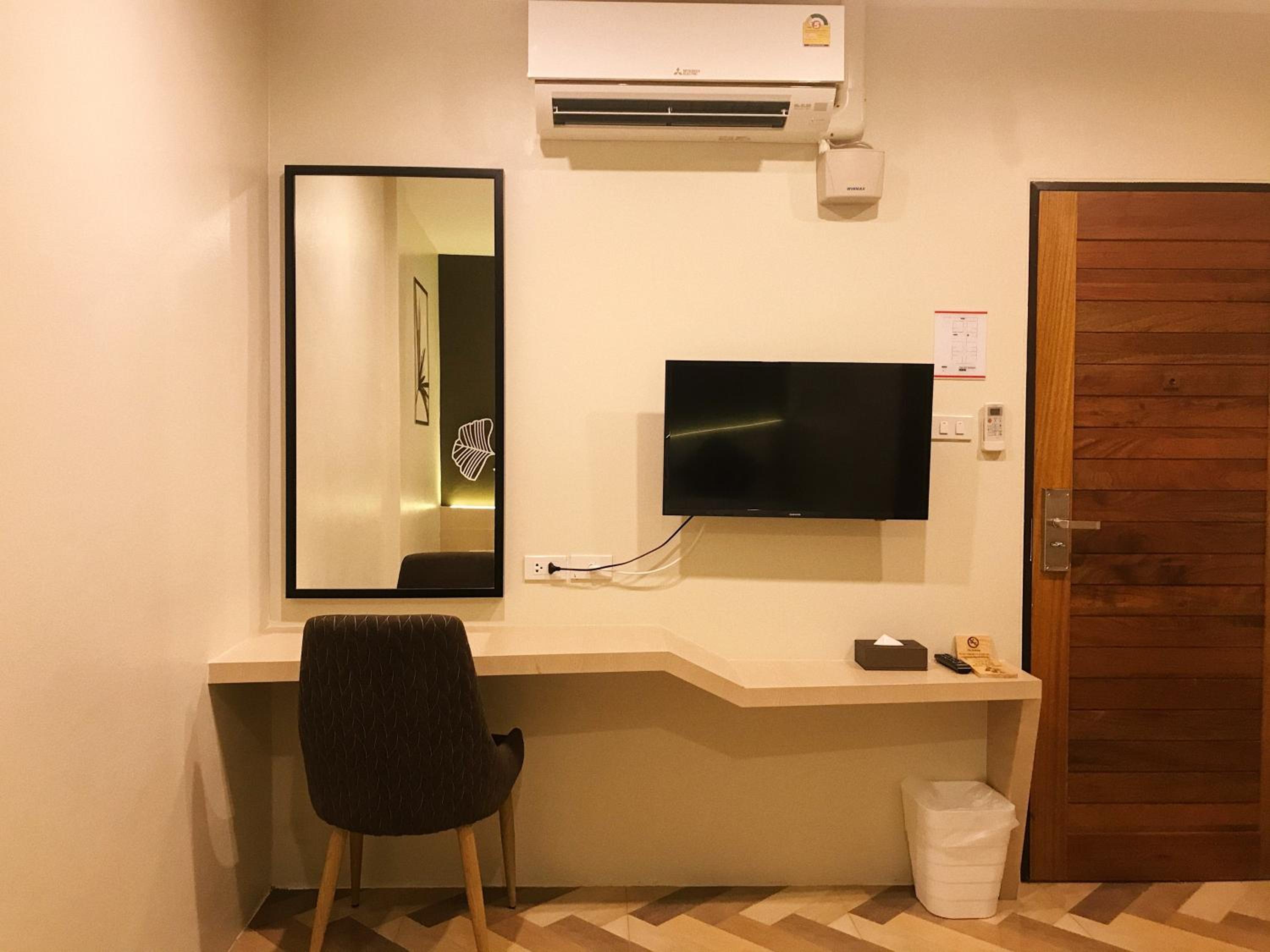 Superior Twin Room with No Window - Photo 6