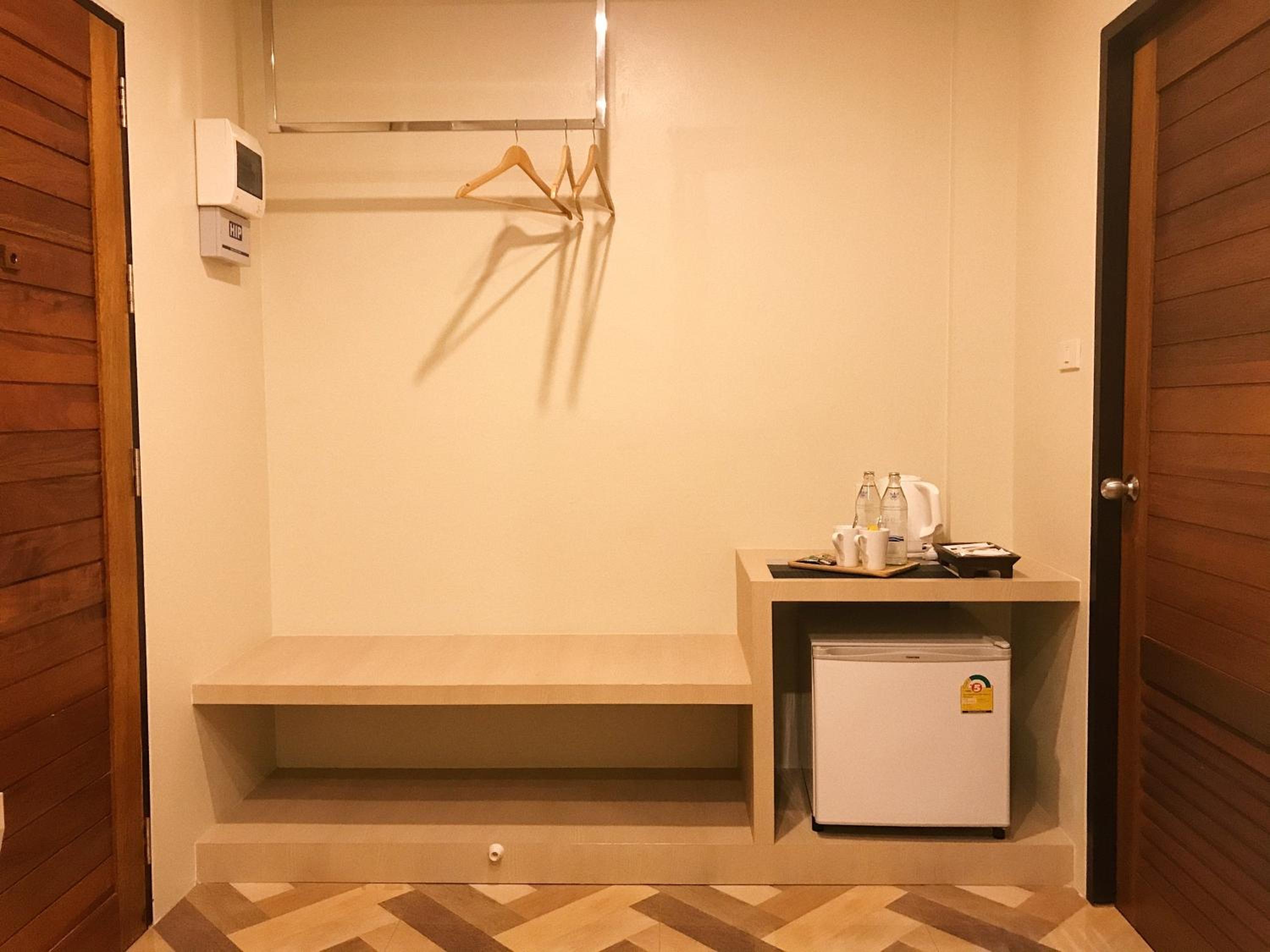 Superior Twin Room with No Window - Photo 5