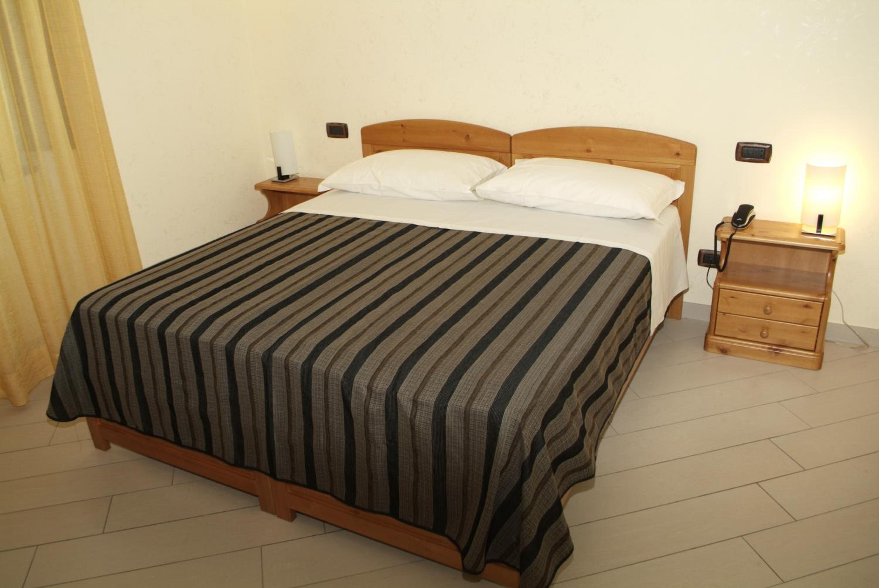 Double or Twin Room - Photo 4