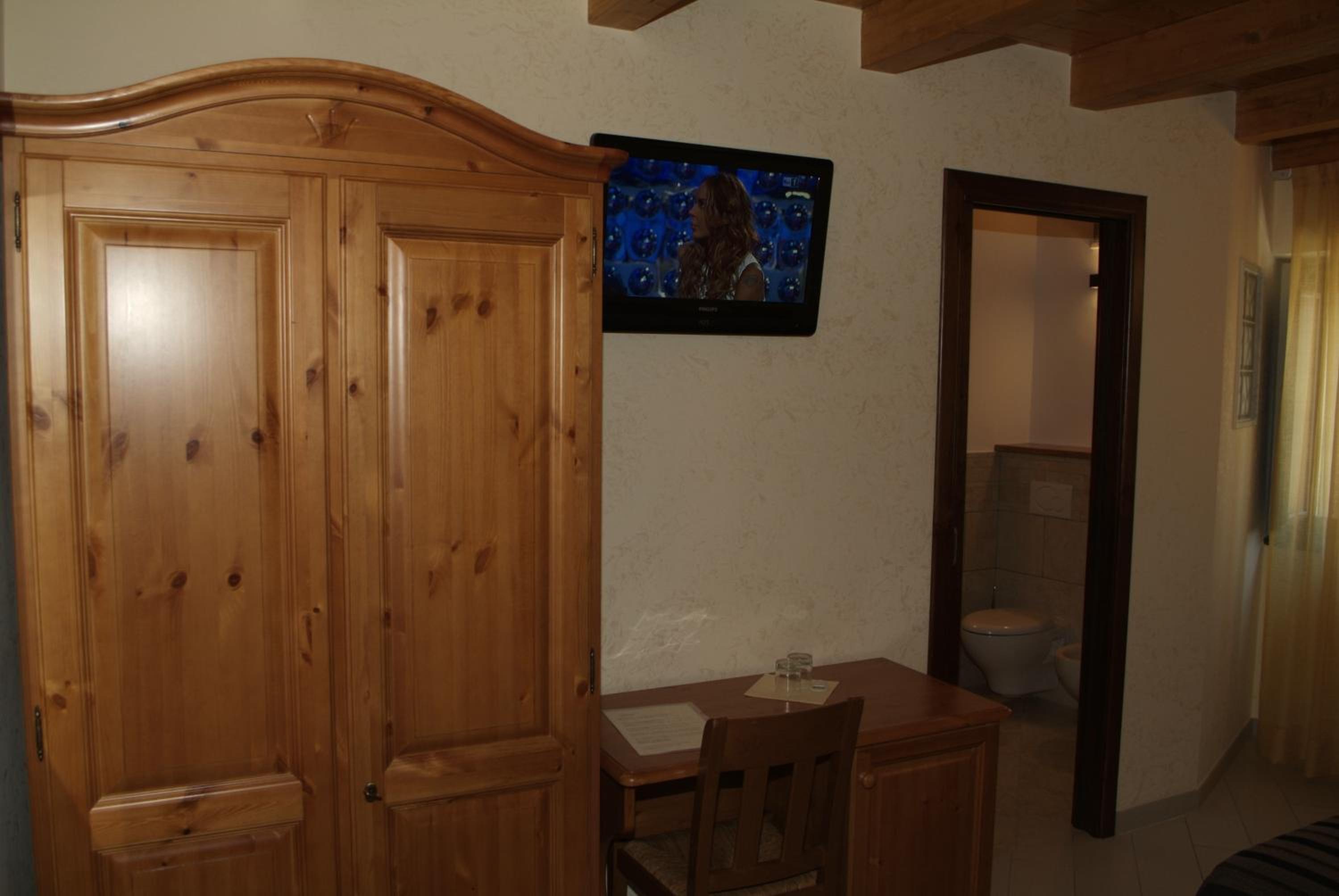 Double or Twin Room - Photo 10