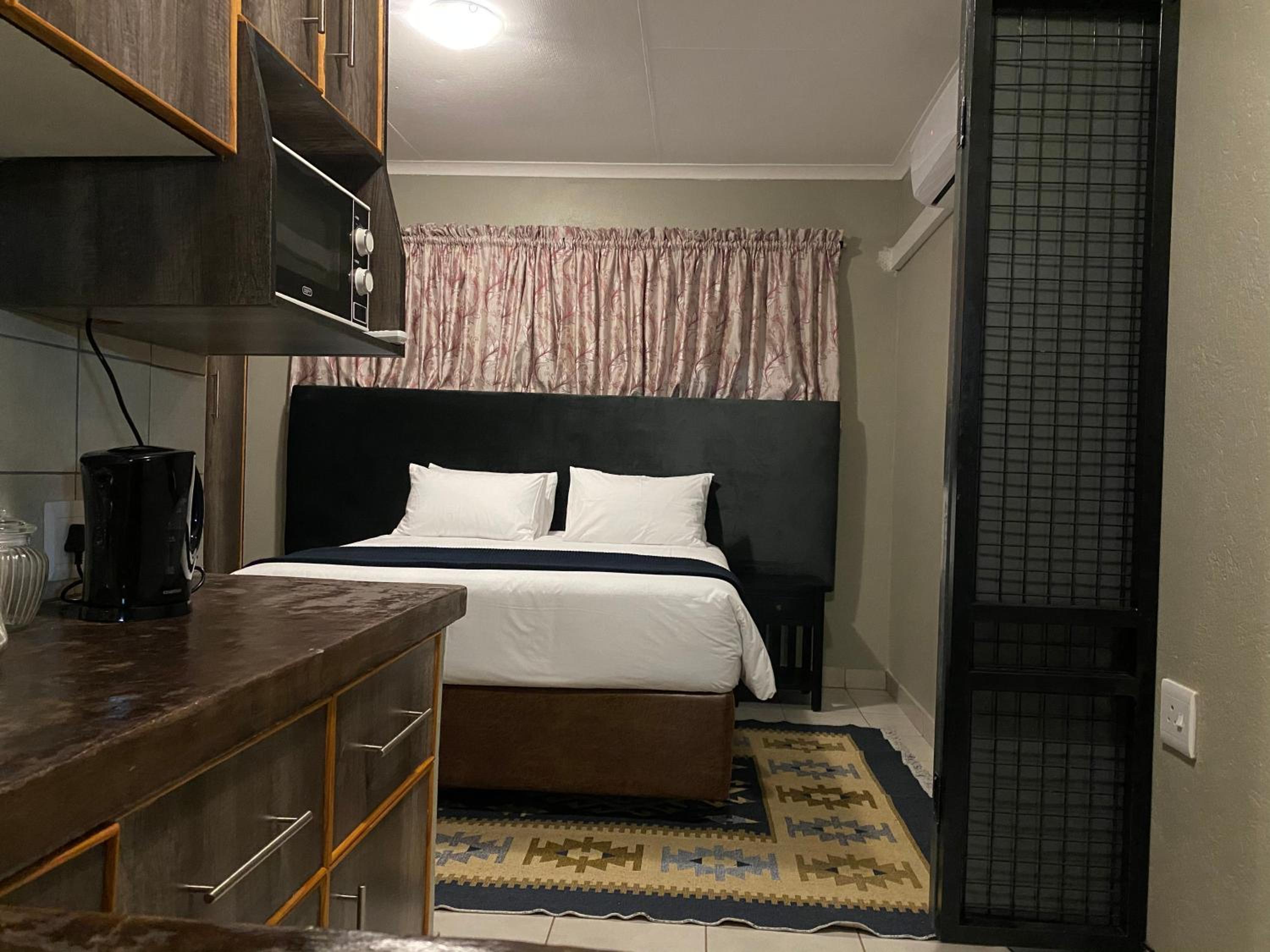 Deluxe Queen Room - Photo 1