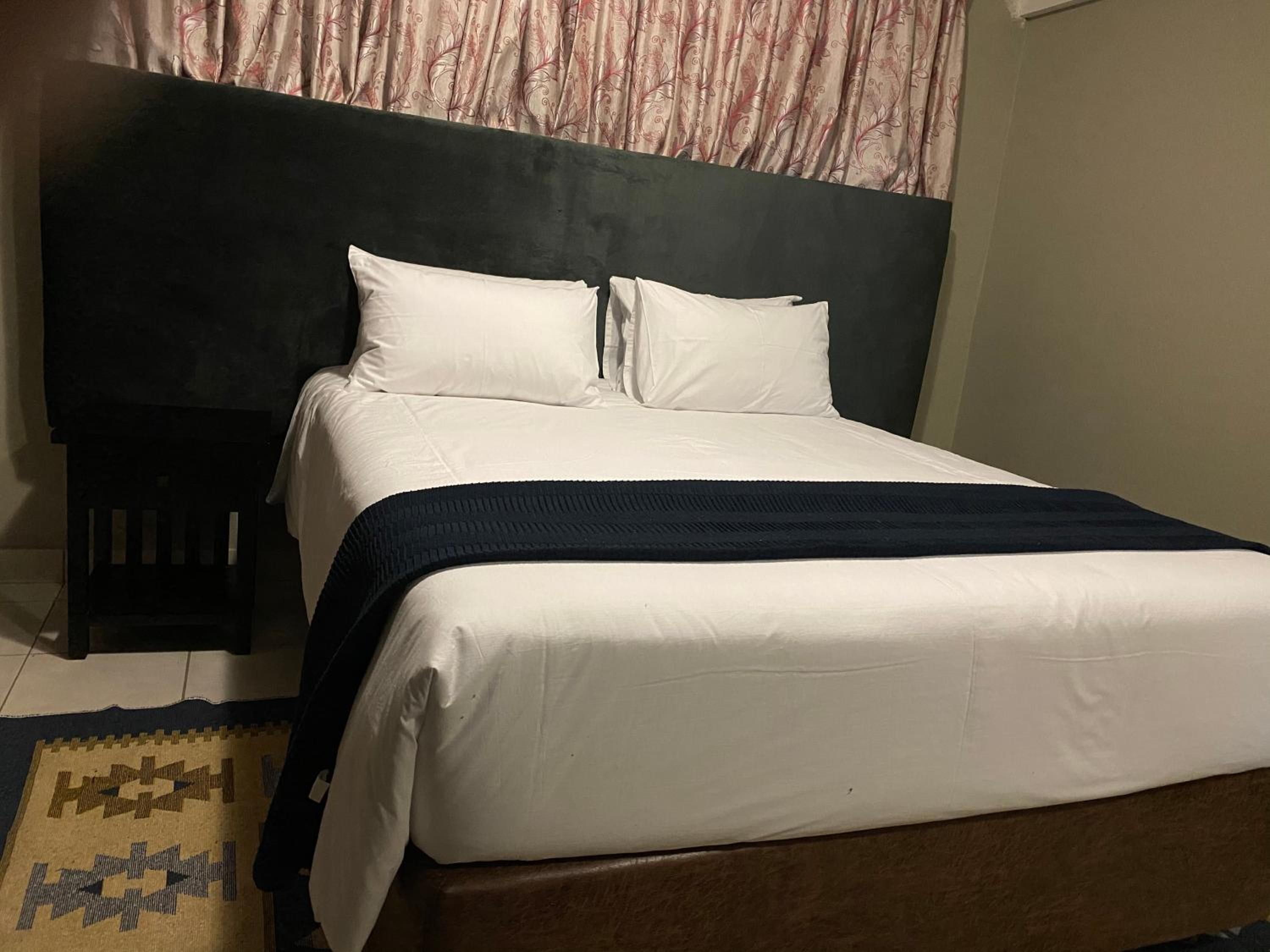 Deluxe Queen Room - Photo 4