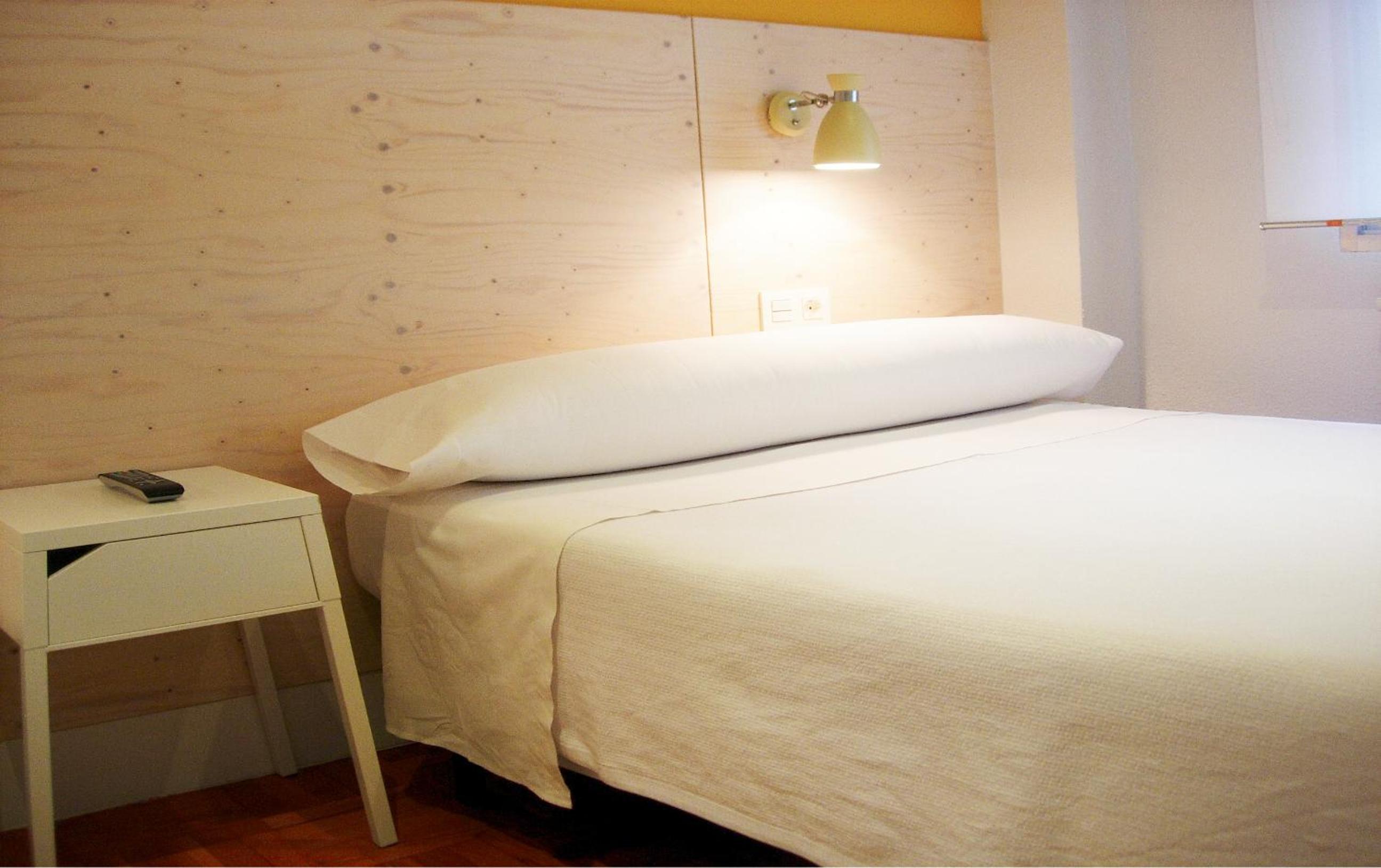 Habitación Doble con Cama Adicional y Baño Compartido
