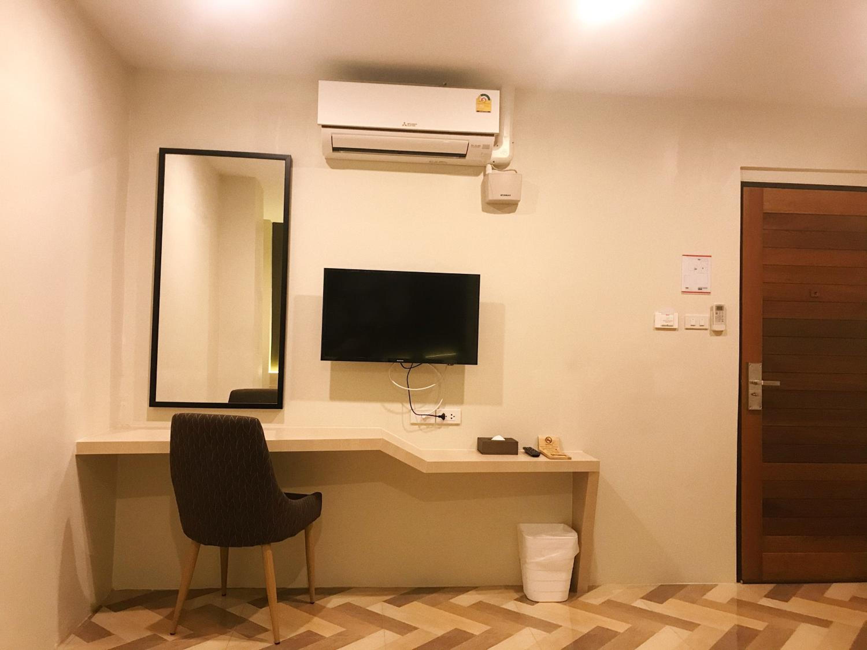 Standard Queen Room with no Window photo 1