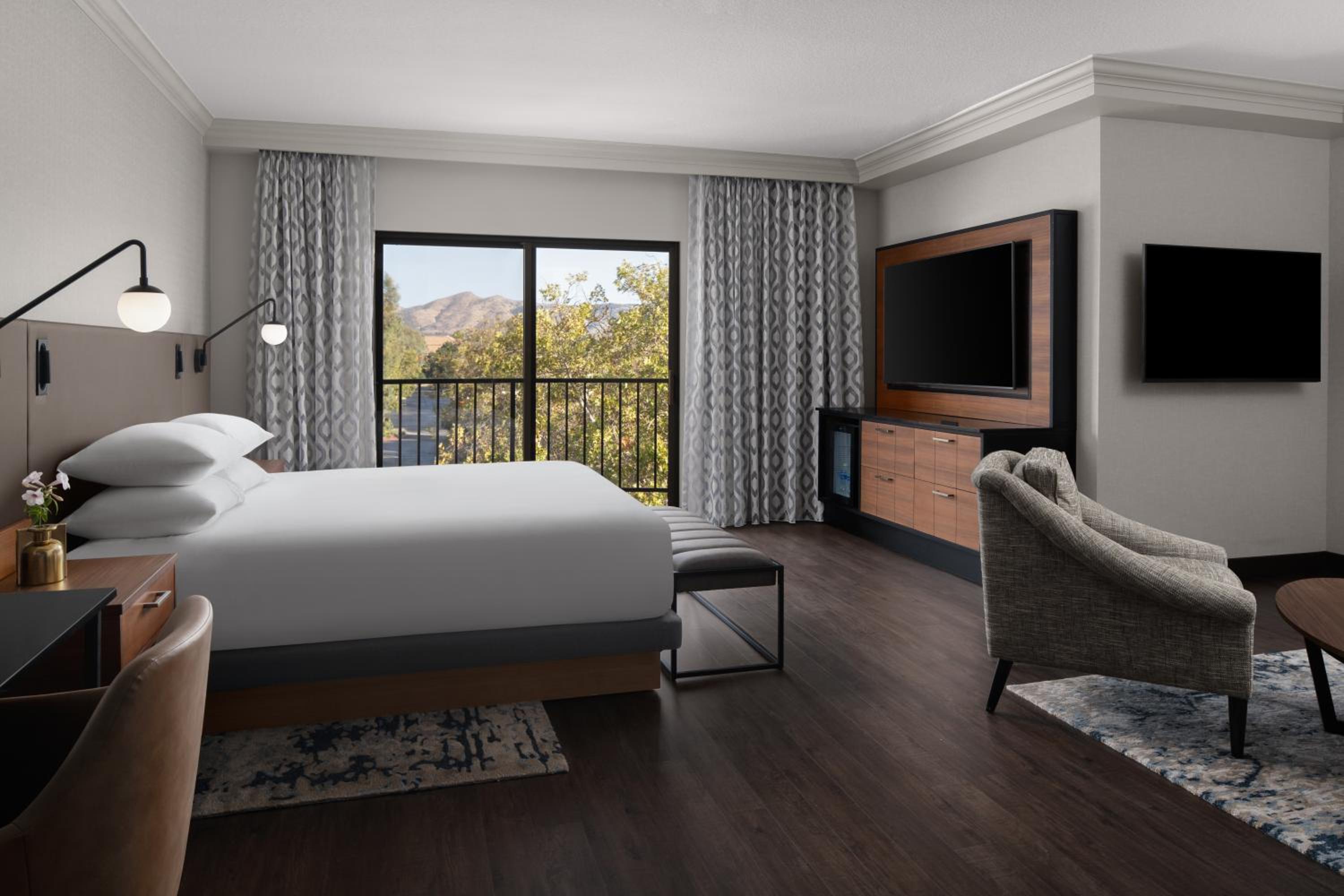 Suite with Balcony - Photo 7