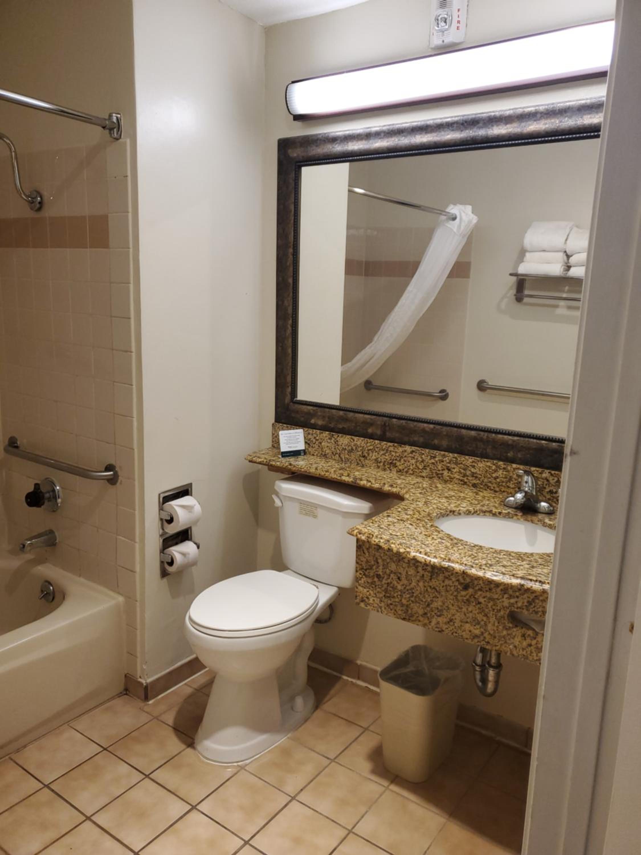 Standard Room, 1 King Bed, Accessible Tub, Non Smoking - Photo 3