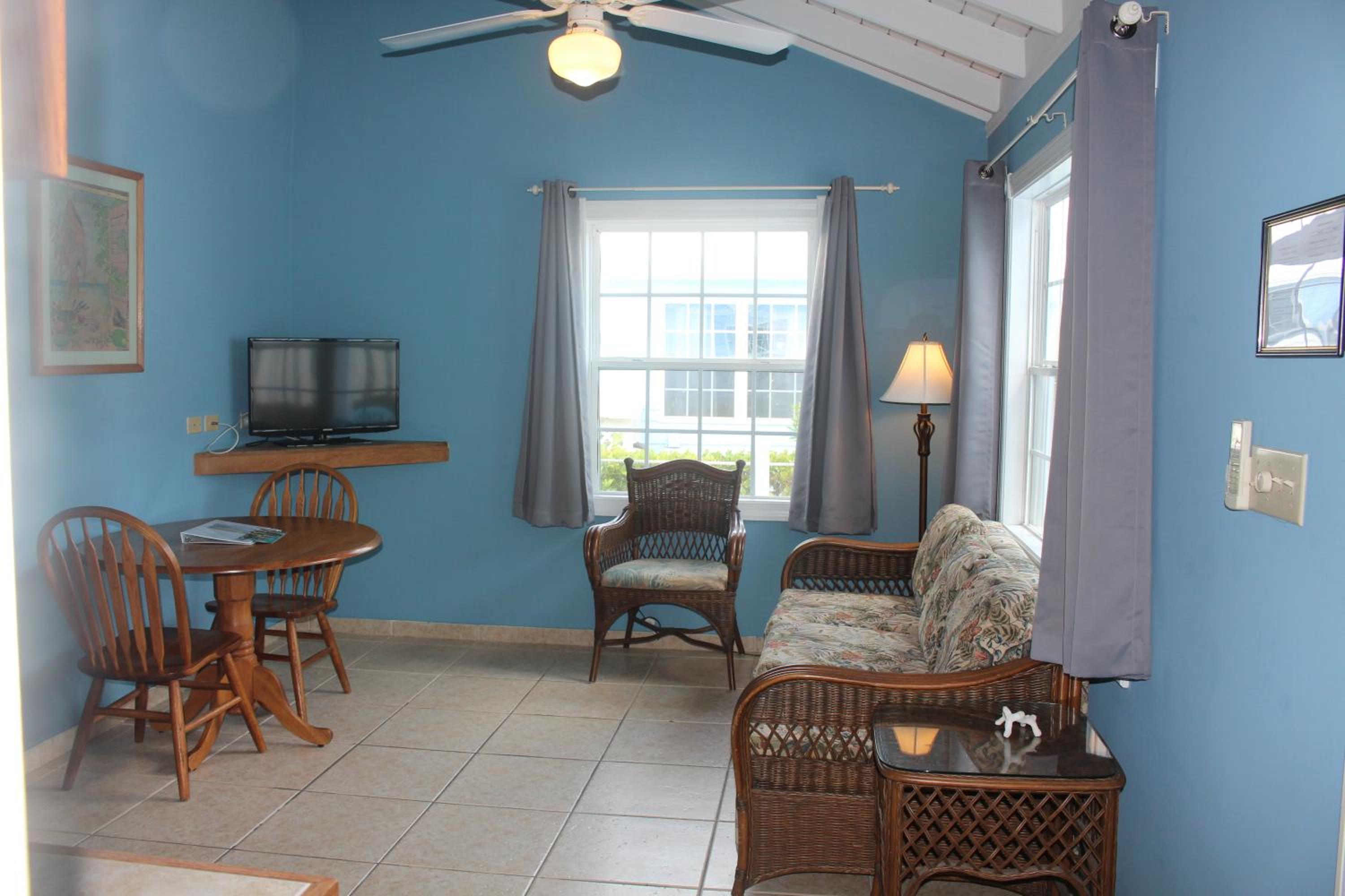 Beachside One Bedroom Cottage - Garden View - 1 King & 1 Queen