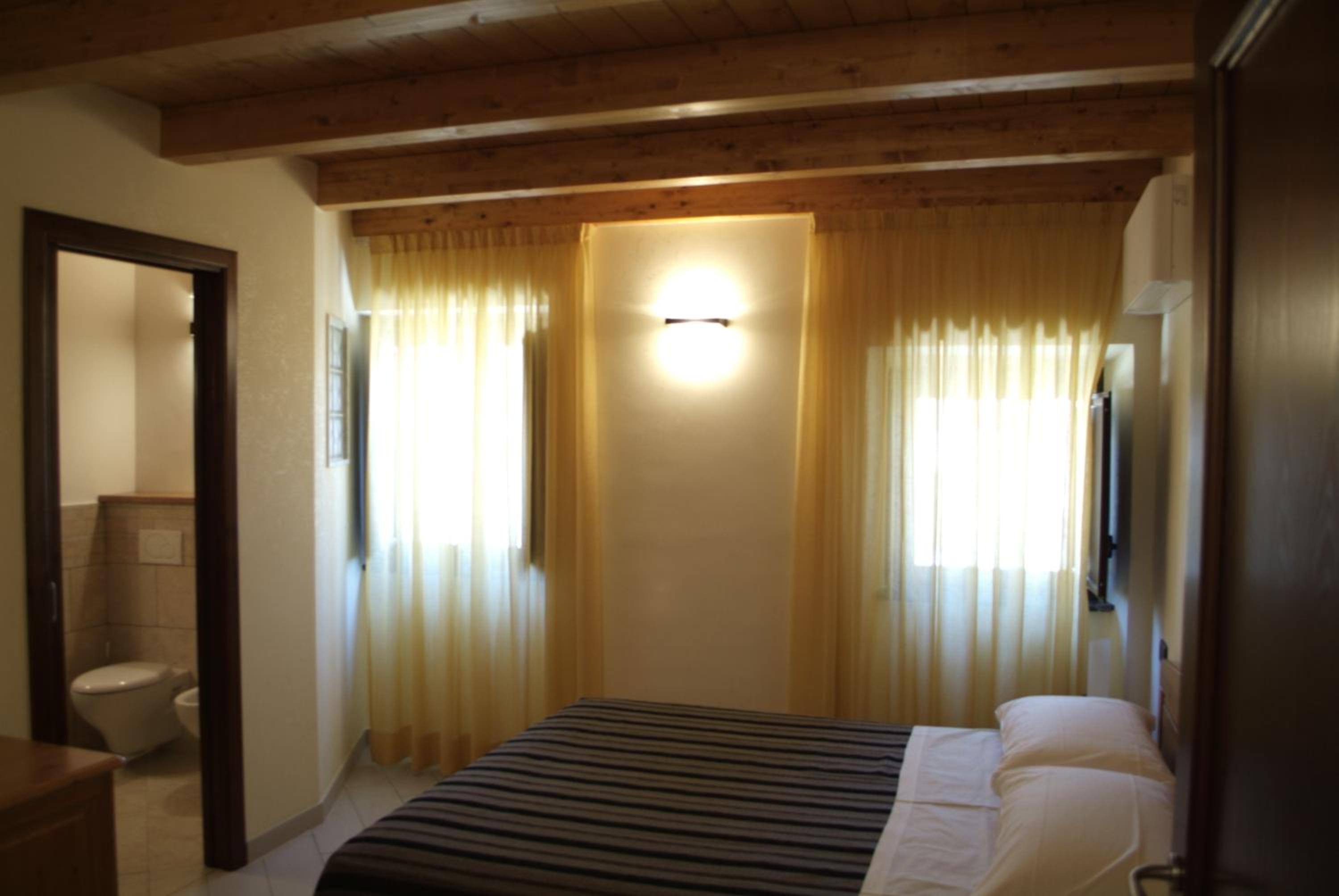 Double or Twin Room - Photo 5