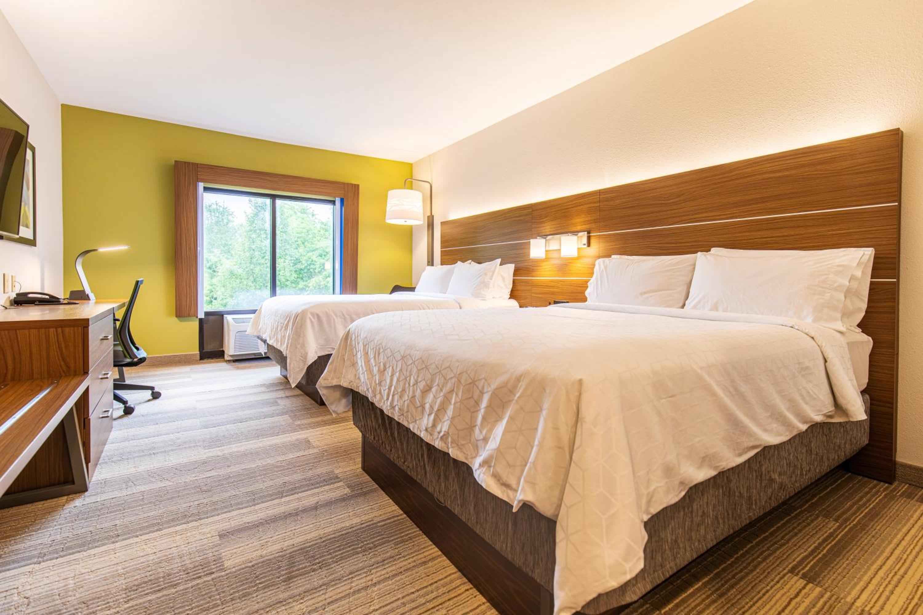 Standard Room with Two Queen Beds - Photo 5