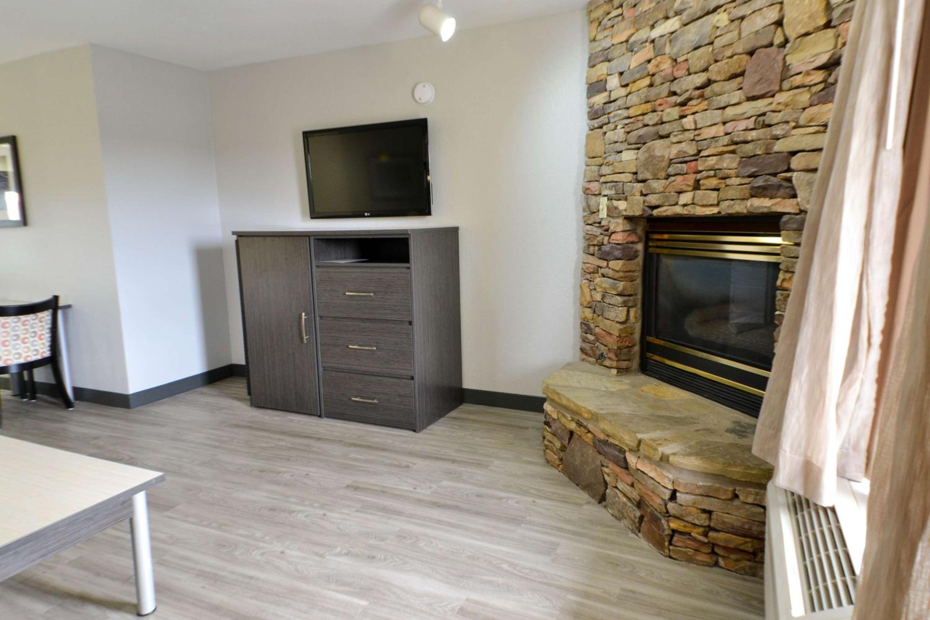 King Suite with Whirlpool and Fireplace - Non-Smoking photo 3