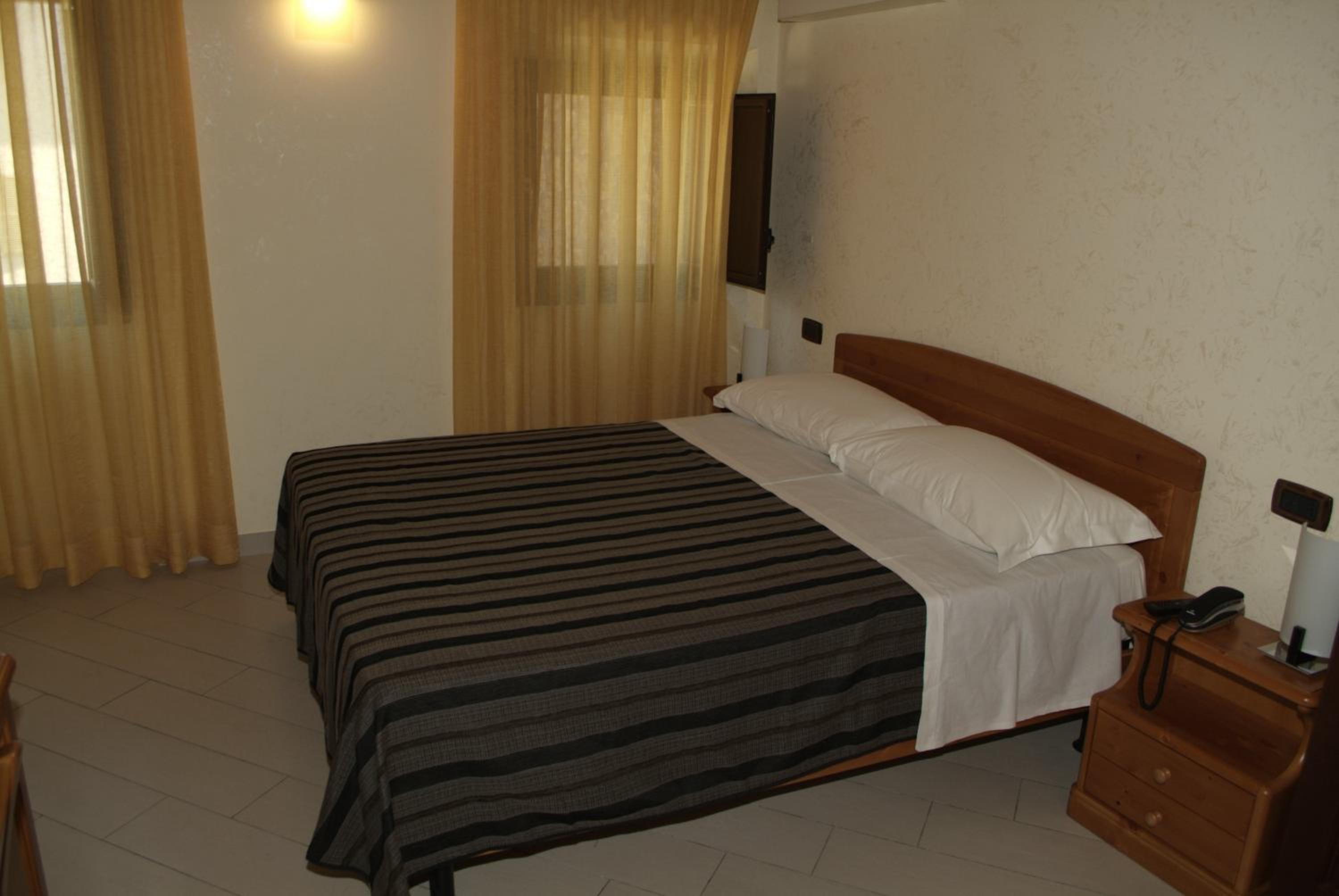 Double or Twin Room - Photo 14