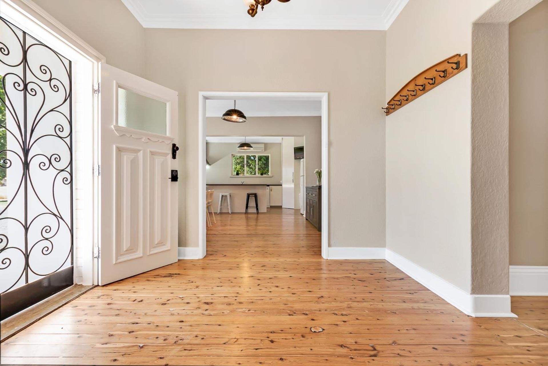 Five-Bedroom House photo 1
