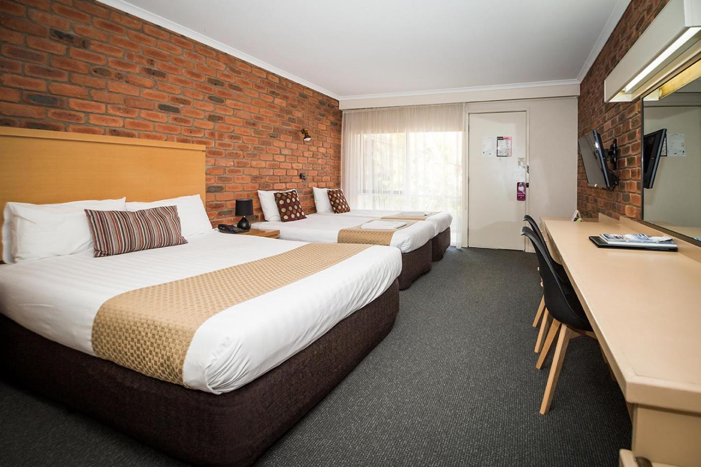Quadruple Room with Private Bathroom photo 3