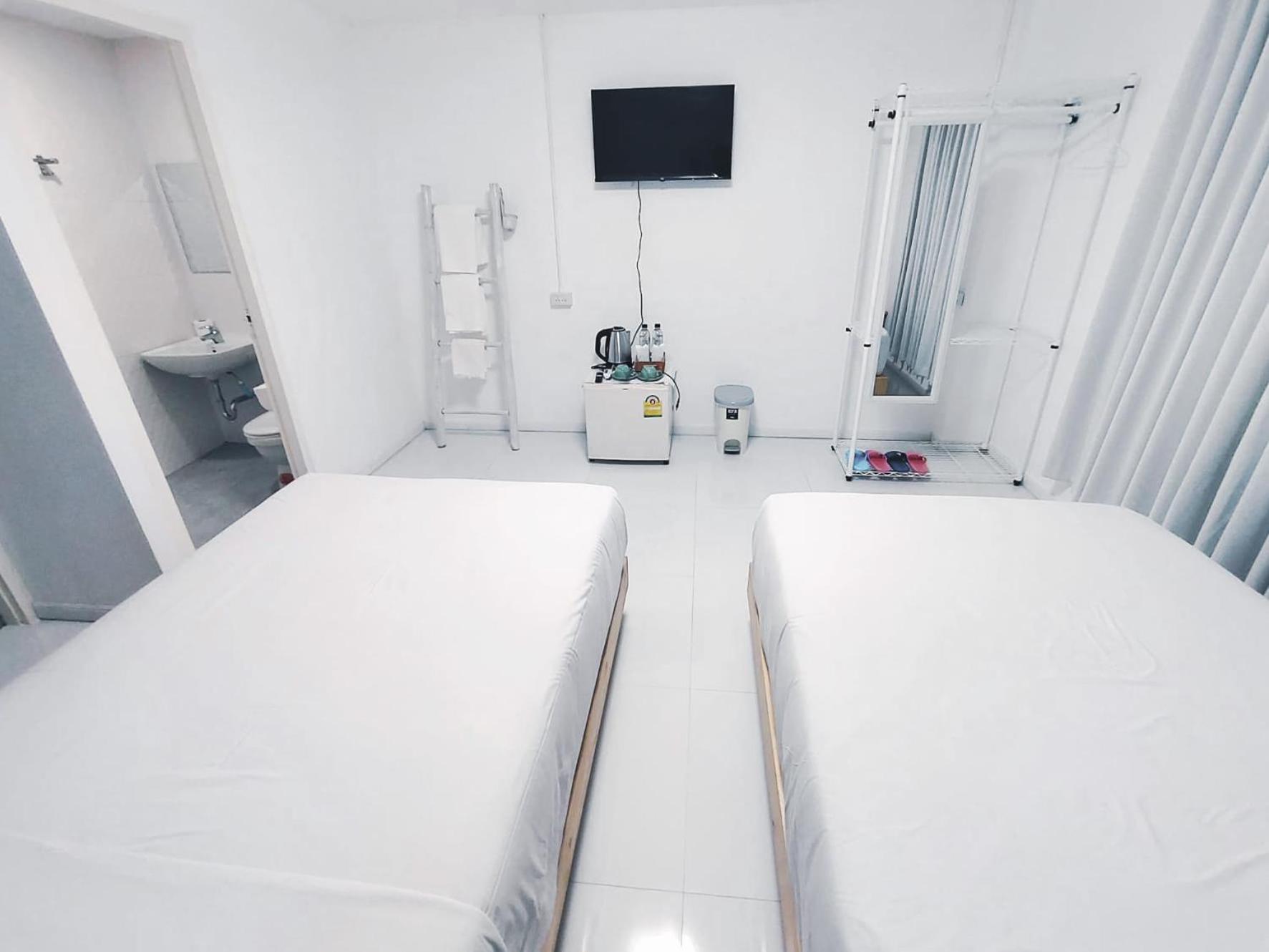 Twin Room - Photo 8