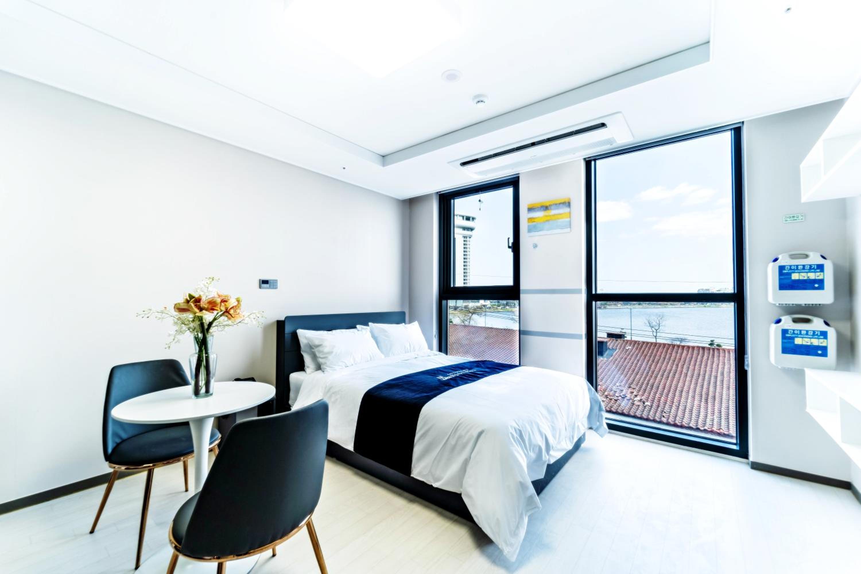 Superior Double Room with Lake View photo 2